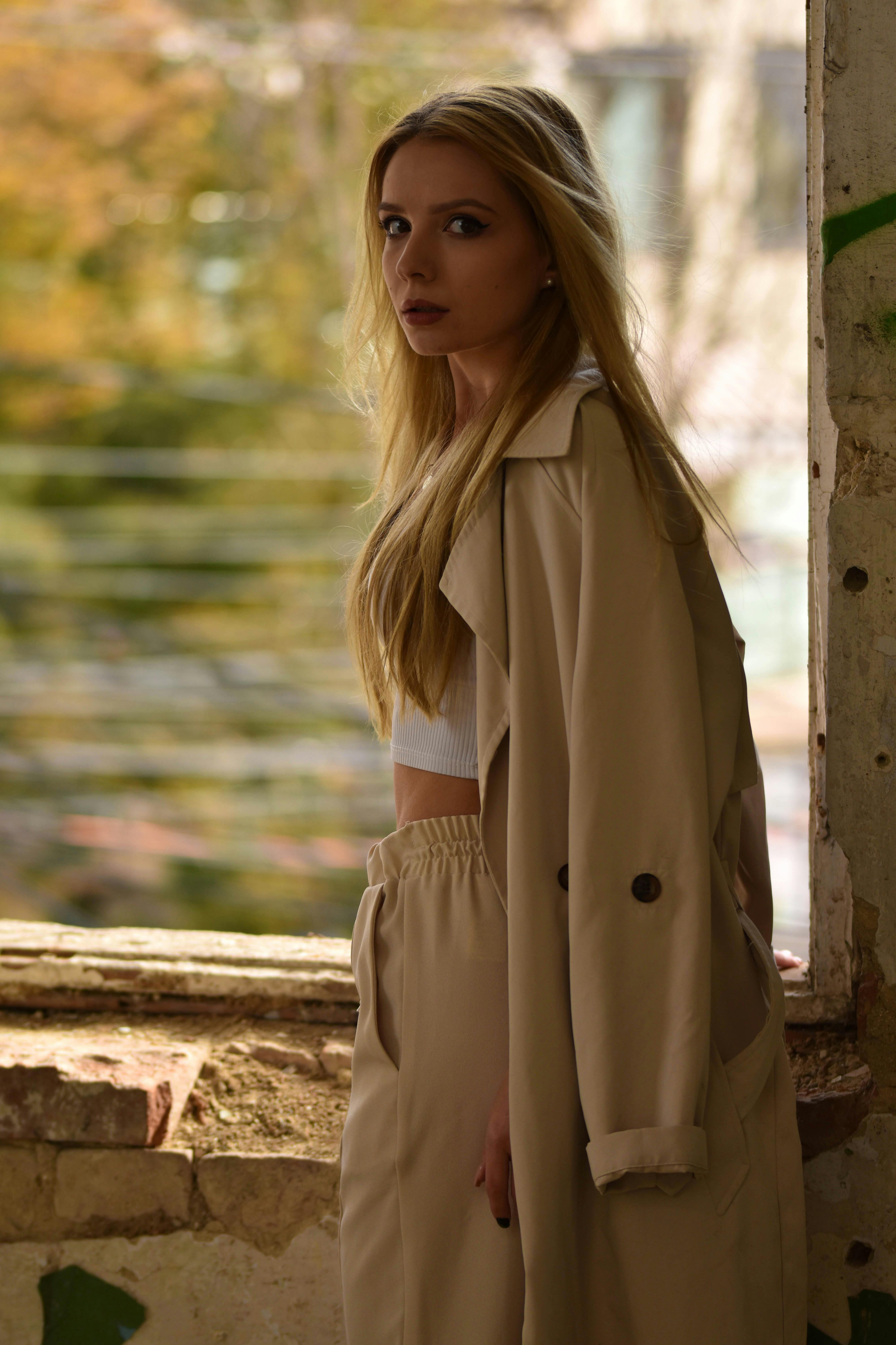 Eine Frau blickt zurück | Quelle: Pexels