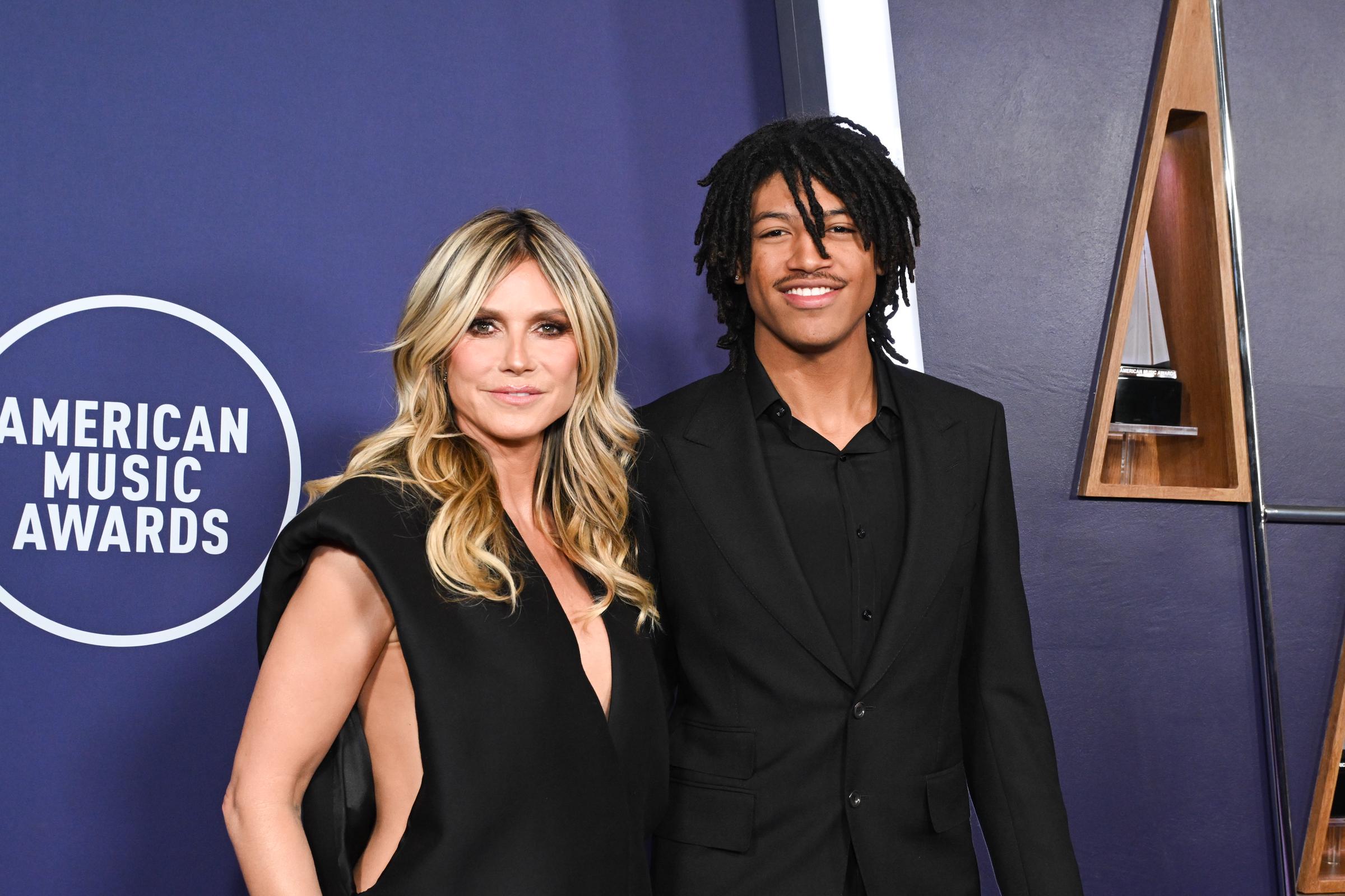 Heidi Klum und ihr Sohn Henry Samuel posieren Seite an Seite bei den AMAs 2025. Mit ihren aufeinander abgestimmten schwarzen Outfits und ihrem selbstbewussten Lächeln stachen die beiden unter den Prominenten des Abends hervor.