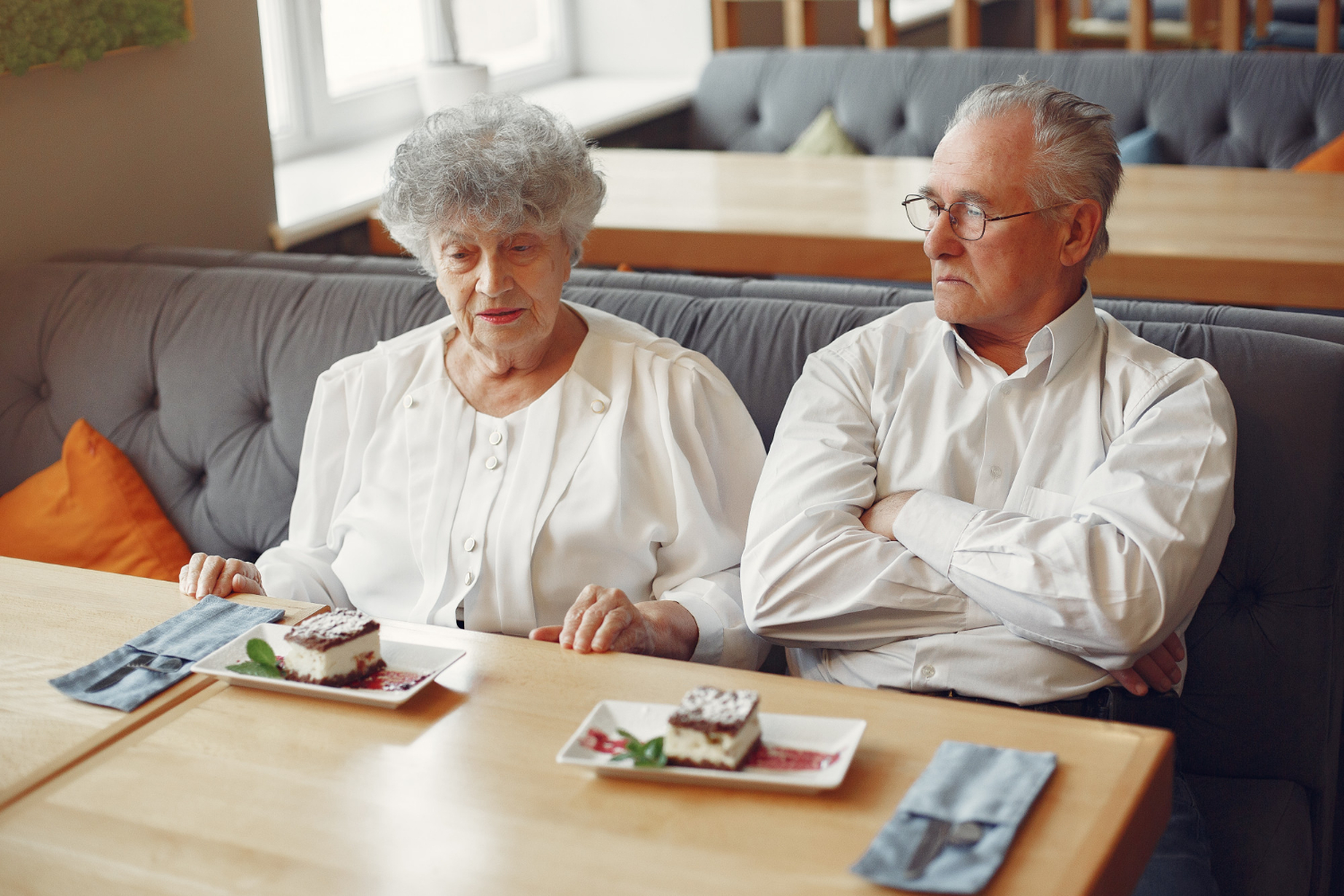 Ein besorgtes älteres Paar sitzt in einem Restaurant | Quelle: Freepik