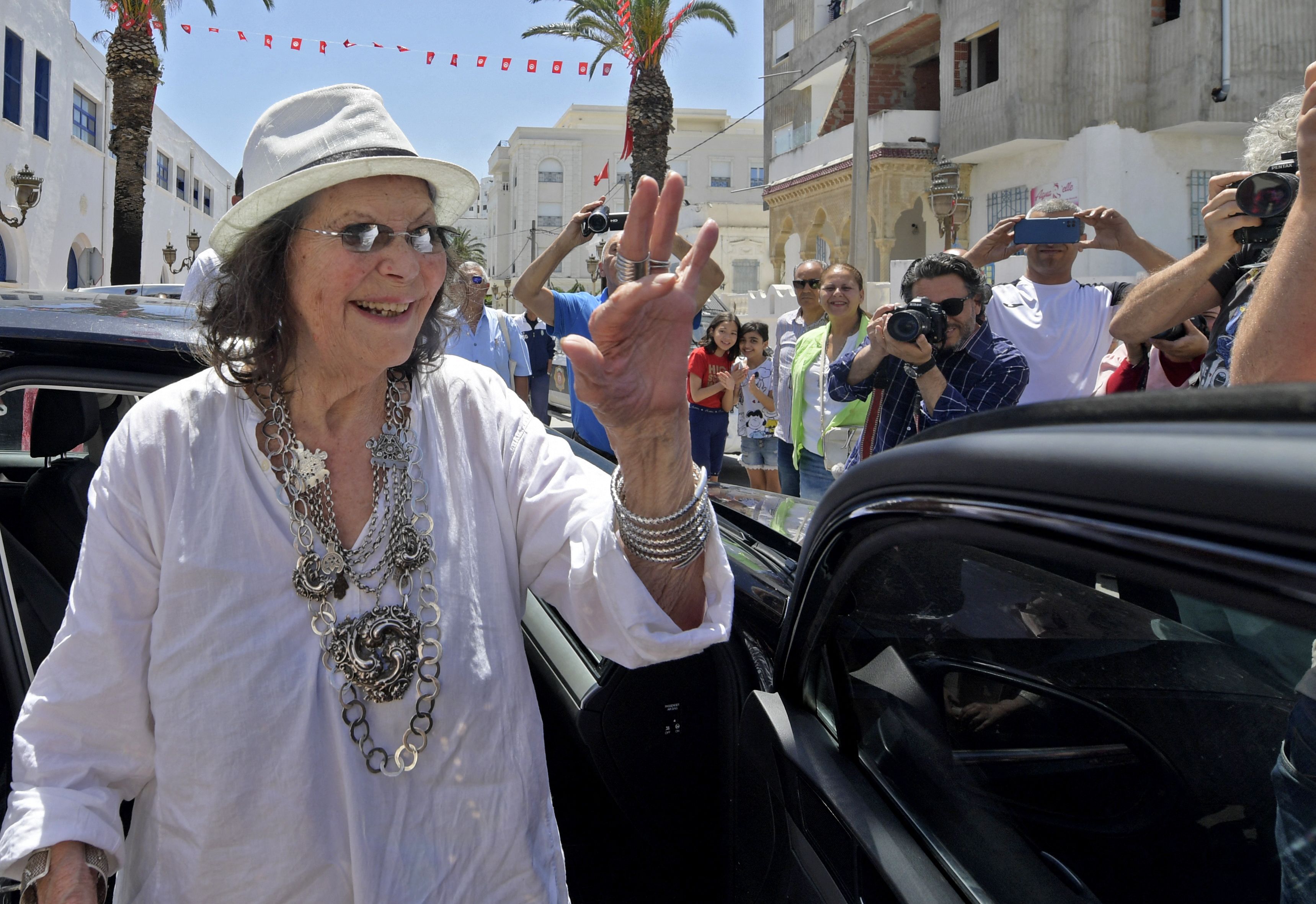 Claudia Cardinale nimmt an der Einweihung der Claudia Cardinale Straße am 29. Mai 2022 in La Goulette, Tunesien, teil. | Quelle: Getty Images