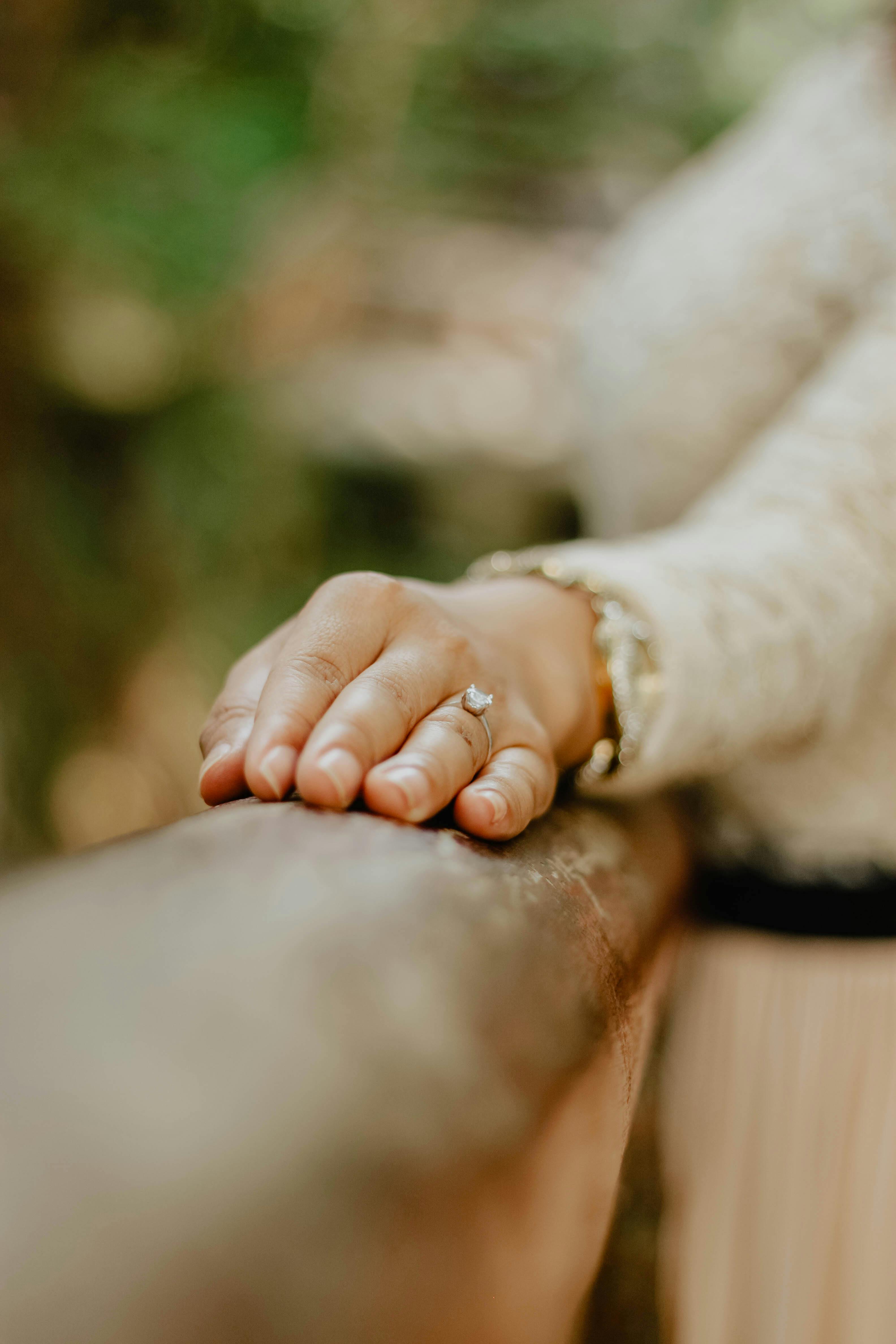 Eine Frau zeigt ihren Verlobungsring | Quelle: Pexels