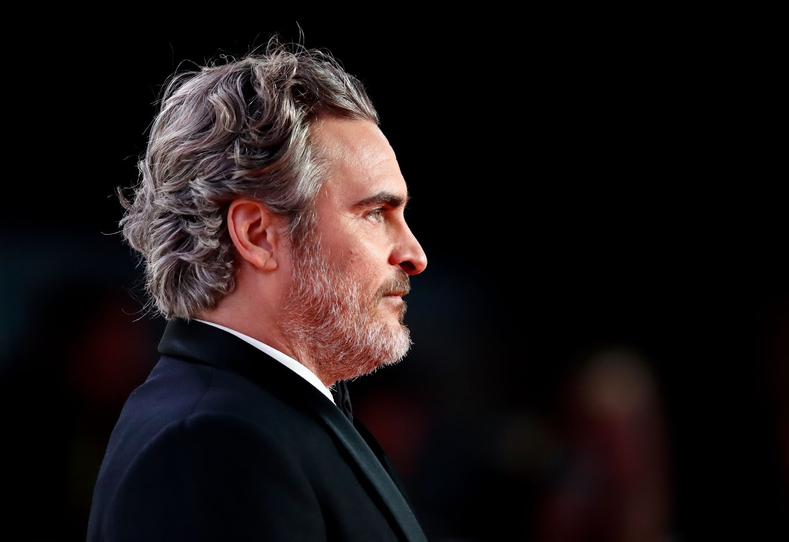 Bei den EE British Academy Film Awards 2020 zeigte Joaquin Phoenix, dass er sich voll und ganz auf seine Arbeit konzentrieren kann. Nach dem Erfolg von "Joker" sorgte er mit seiner kraftvollen, transformativen Arbeit weiter für Aufmerksamkeit. | Quelle: Getty Images