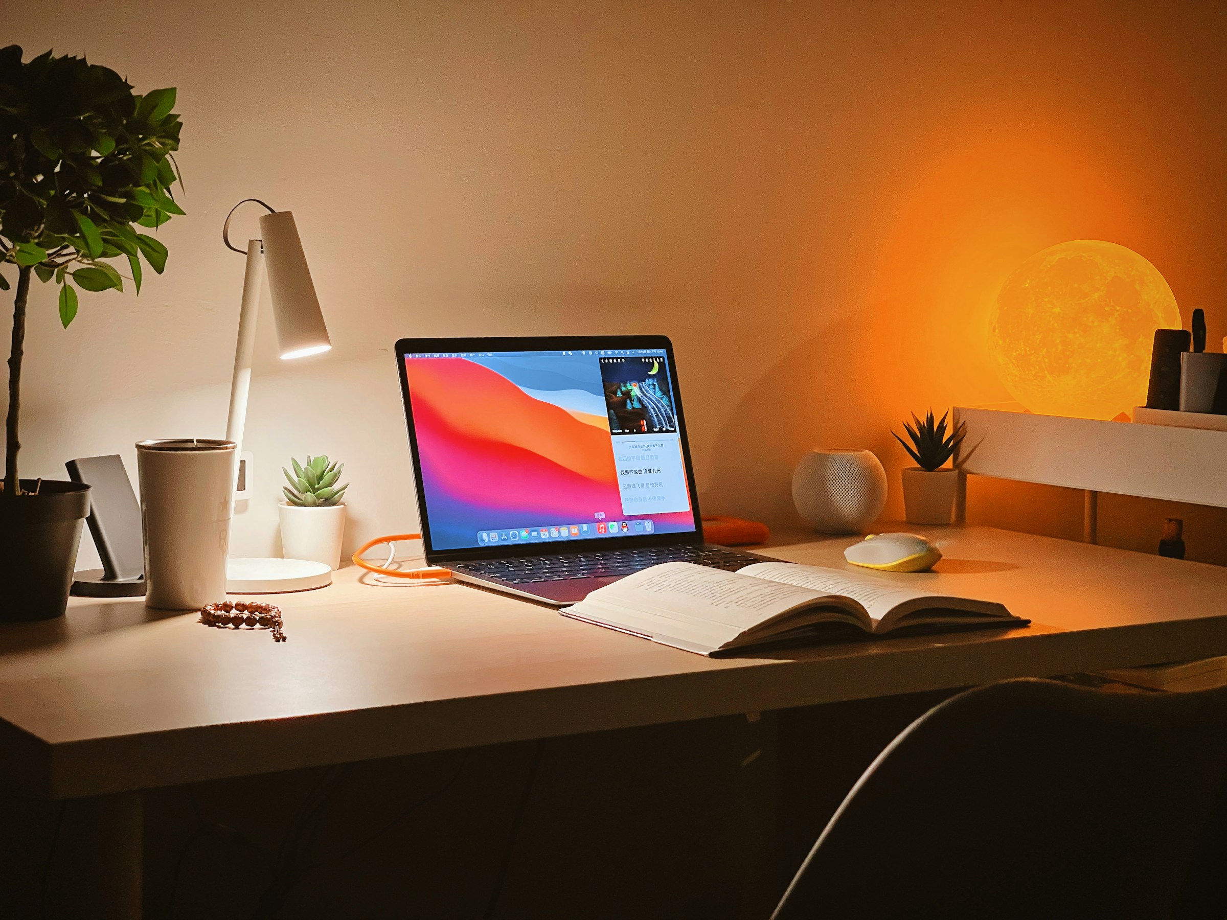 Ein Arbeitszimmer mit einem Laptop | Quelle: Unsplash