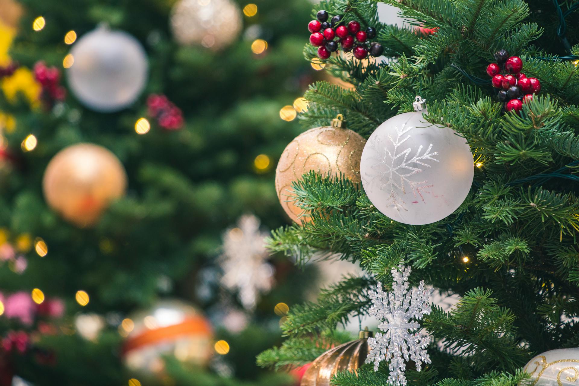 Um close-up das decorações em uma árvore de Natal | Fonte: Pexels