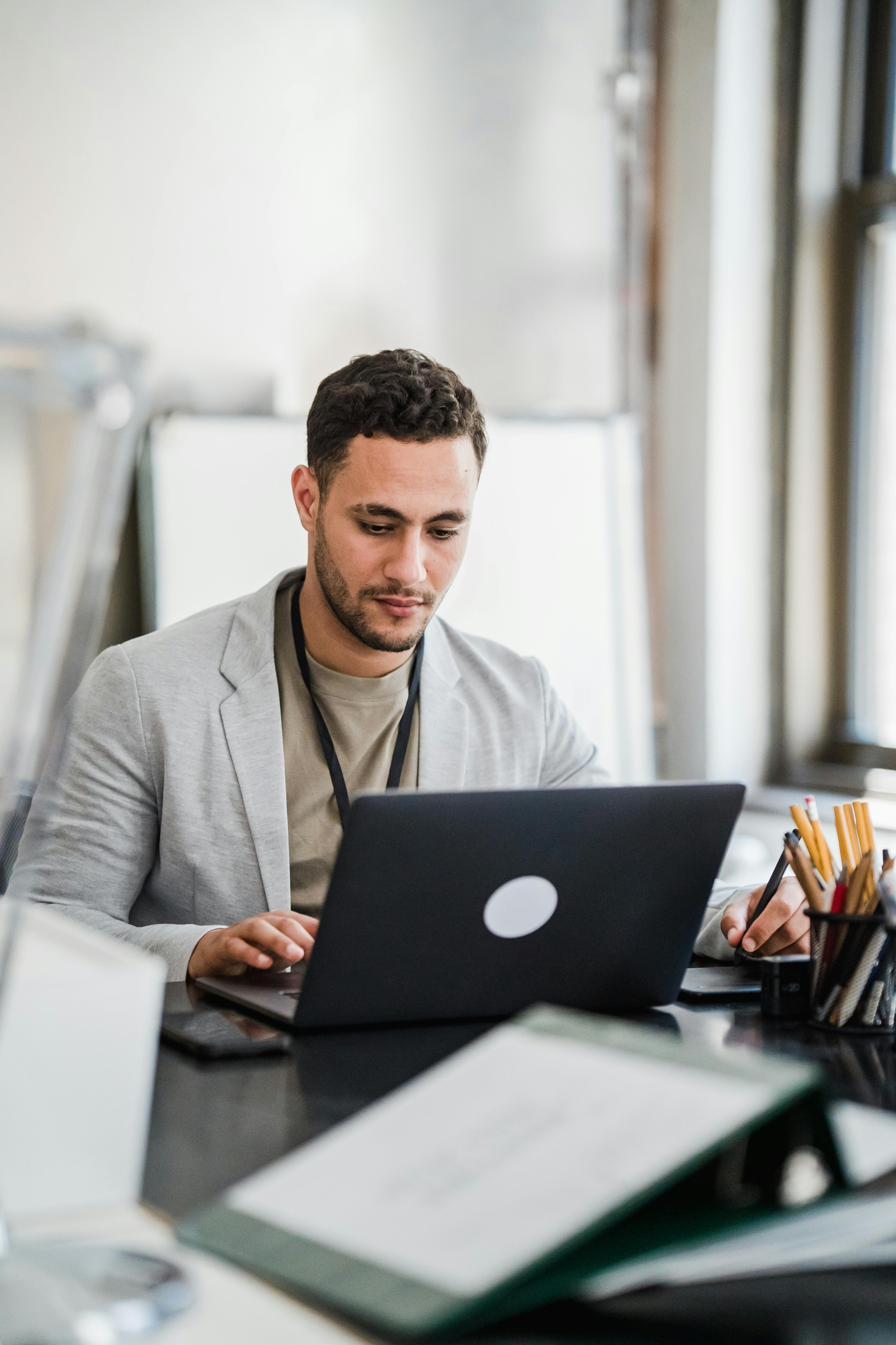 Mężczyzna pracujący na laptopie | Źródło: Pexels
