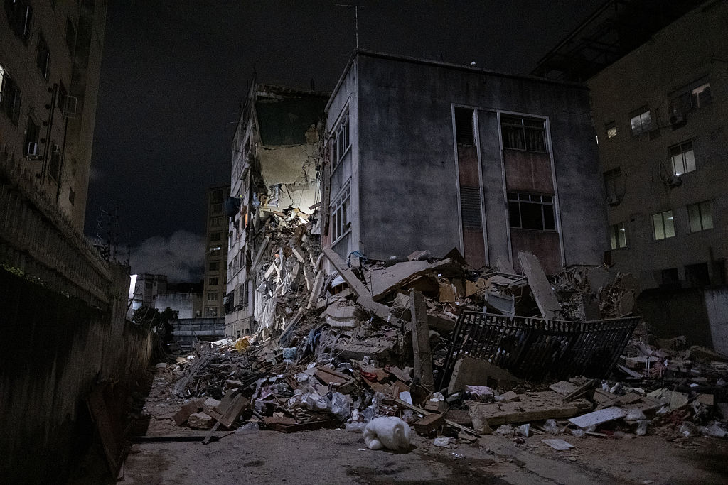 Ein Blick auf die Trümmer, während Rettungskräfte am 25. Juni 2026 im Stadtteil San Bernardino in Caracas, Venezuela, weiterhin in den Trümmern eines eingestürzten Gebäudes nach Überlebenden suchen. | Quelle: Getty Images