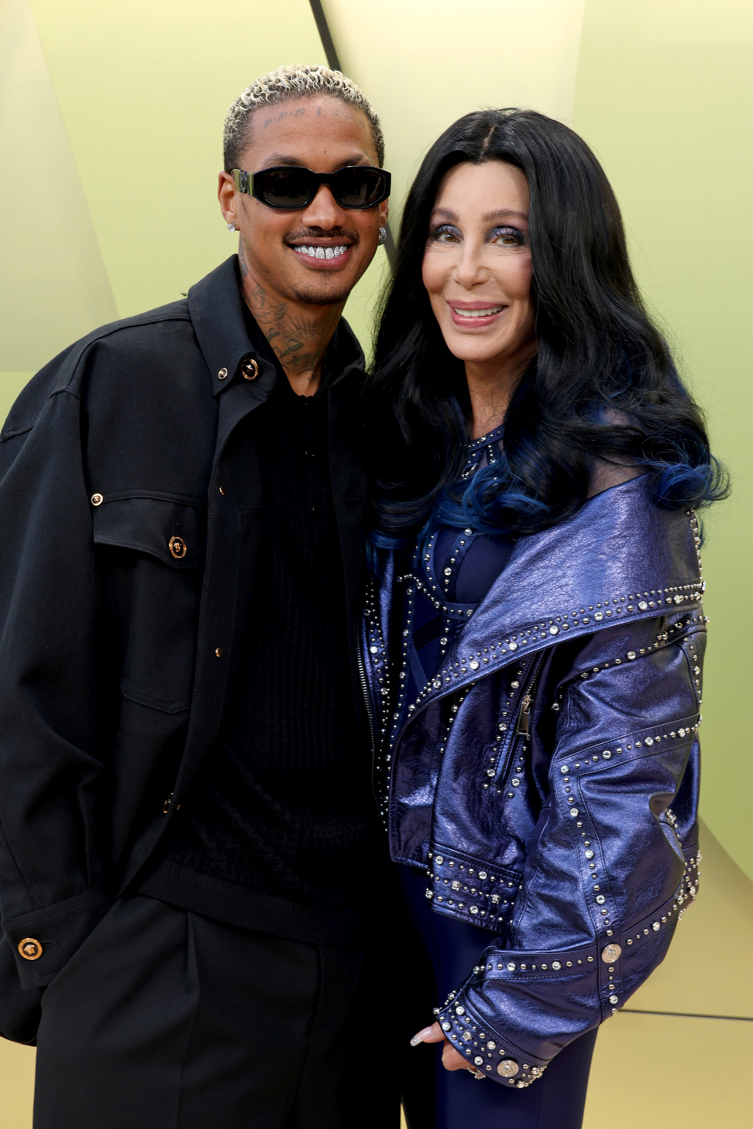 Alexander Edwards und Cher bei der Versace FW23 Show im Pacific Design Center am 9. März 2023 in West Hollywood, Kalifornien. | Quelle: Getty Images