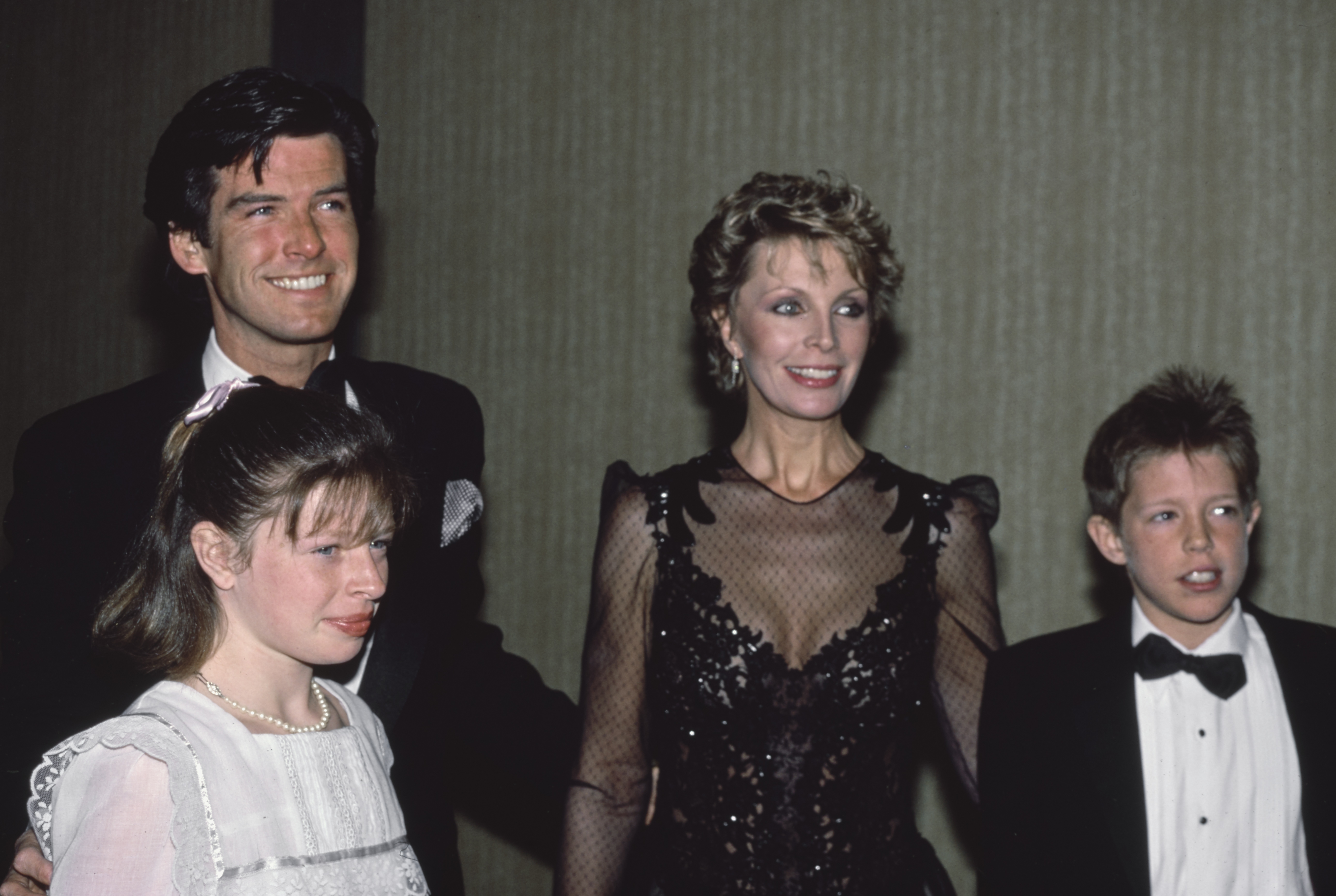 Charlotte, Pierce und Christopher Brosnan mit Cassandra Harris bei der Premierenvorstellung von "Cats" in Los Angeles, Kalifornien am 11. Januar 1985 | Quelle: Getty Images