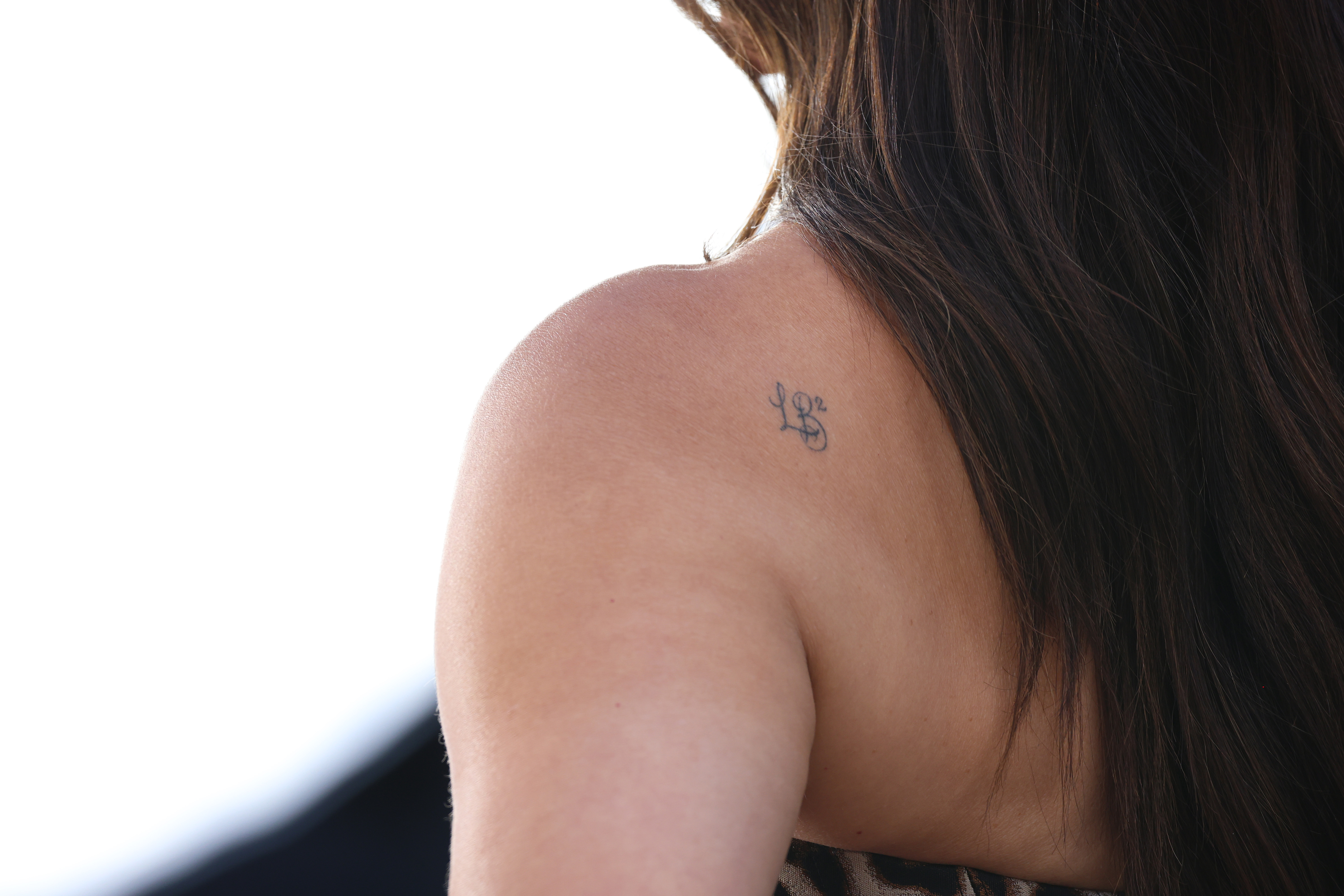 Sandra Bullock präsentierte bei der europäischen Premiere von „Practical Magic 2 – Zauberhafte Schwestern“ am 26. August 2026 im Odeon Luxe Leicester Square in London, England, ein Tattoo zu Ehren ihrer Kinder. | Quelle: Getty Images