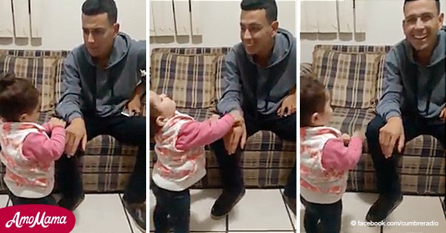 Eine Zweijährige benutzt Gebärdensprache, um mit ihrem tauben Vater zu sprechen