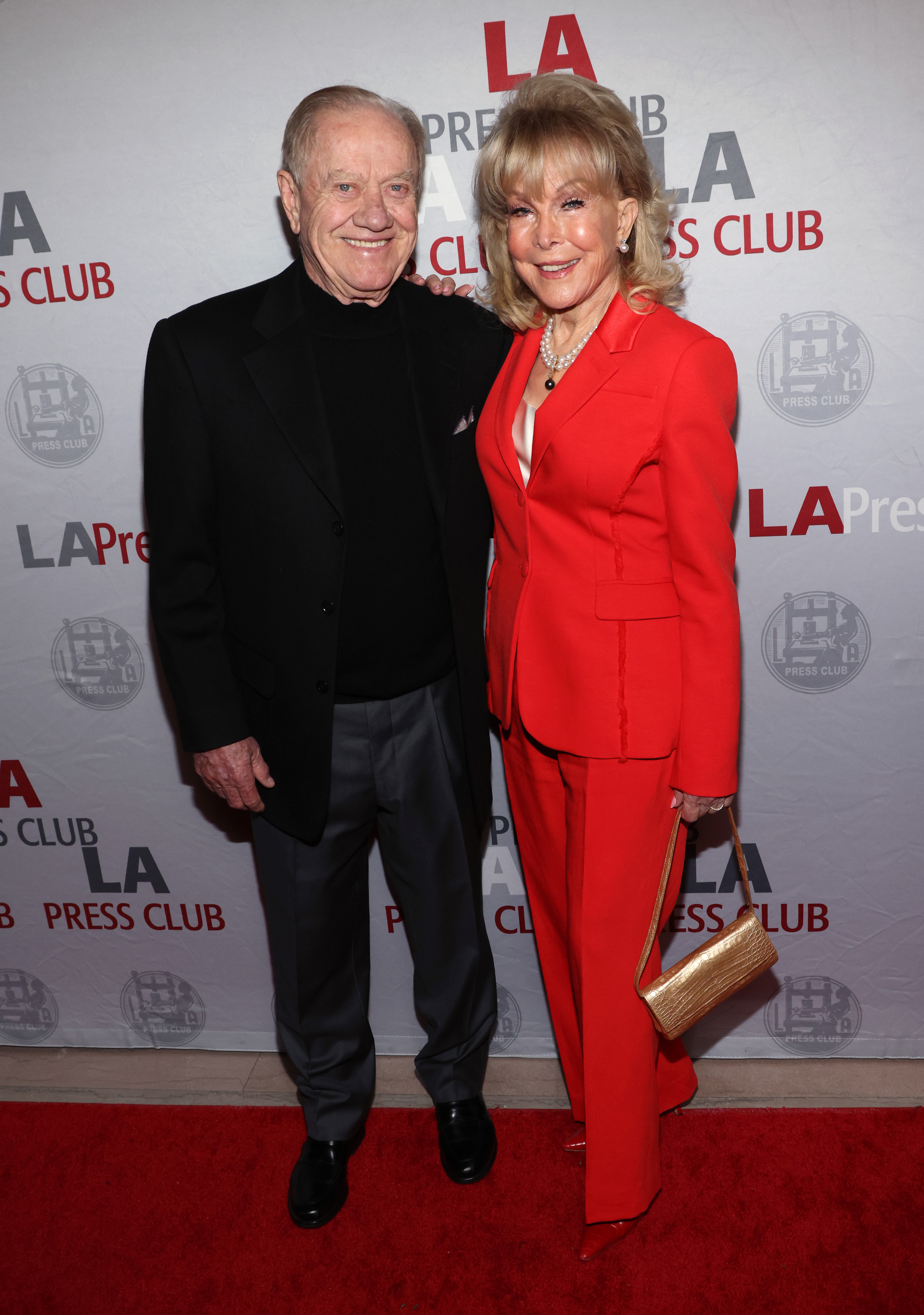 Jon Eicholtz und Barbara Eden besuchen die 16th Annual National Arts &amp; Entertainment Journalism Awards Gala am 3. Dezember 2023 in Los Angeles, Kalifornien. | Quelle: Getty Images