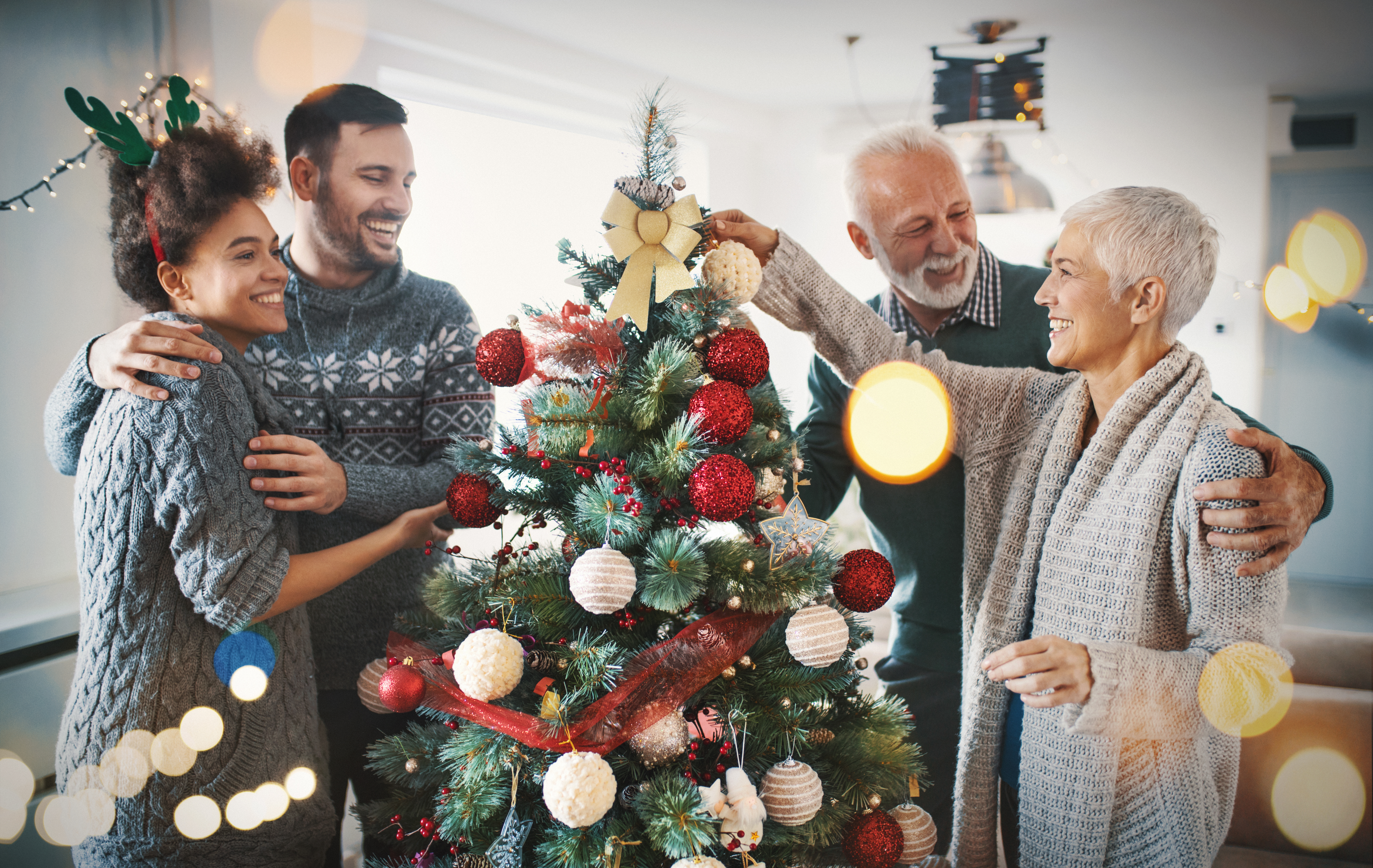 Älteres Paar mit Familie an Weihnachten | Quelle: Getty Images