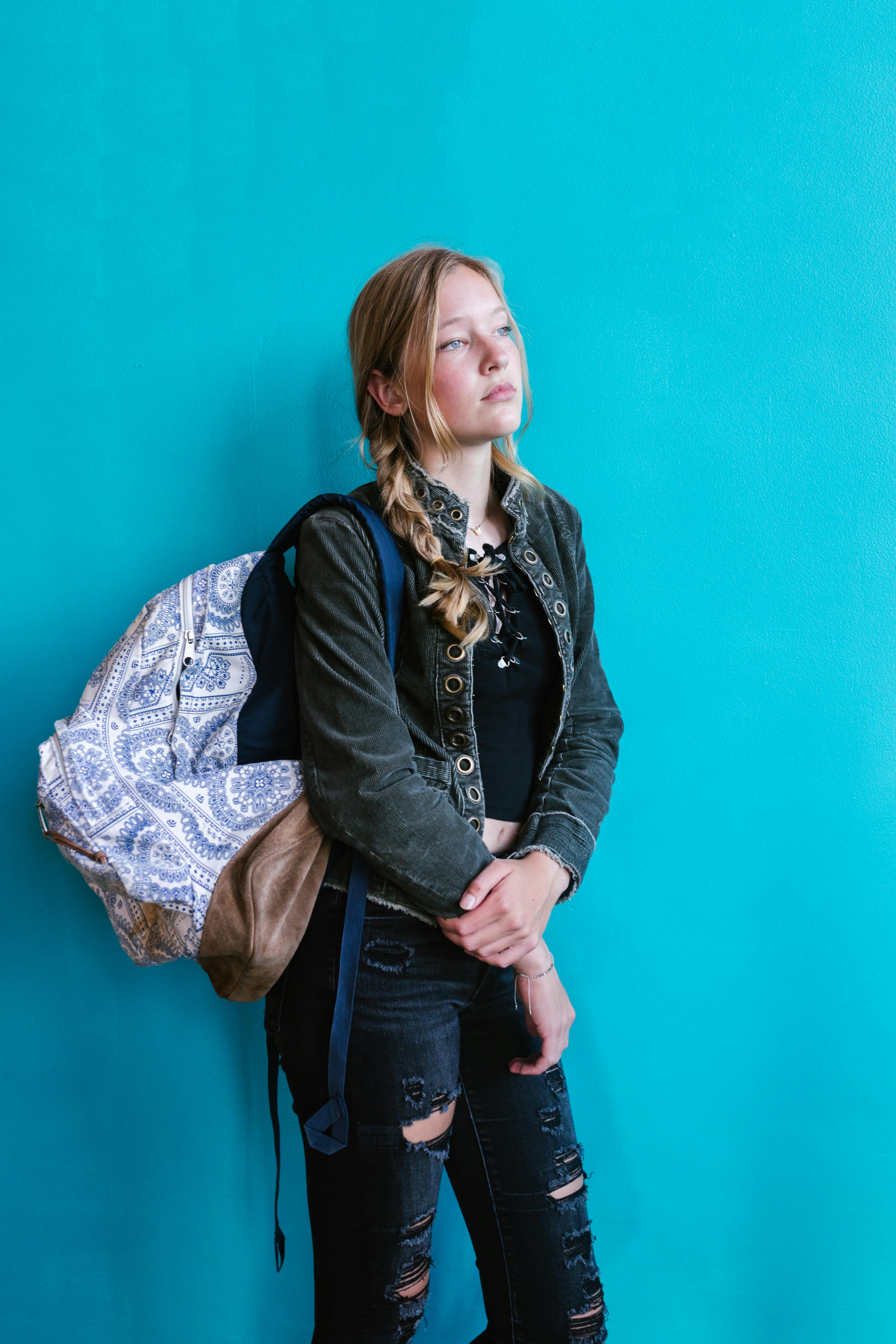 Ein Mädchen mit einem Rucksack | Quelle: Pexels