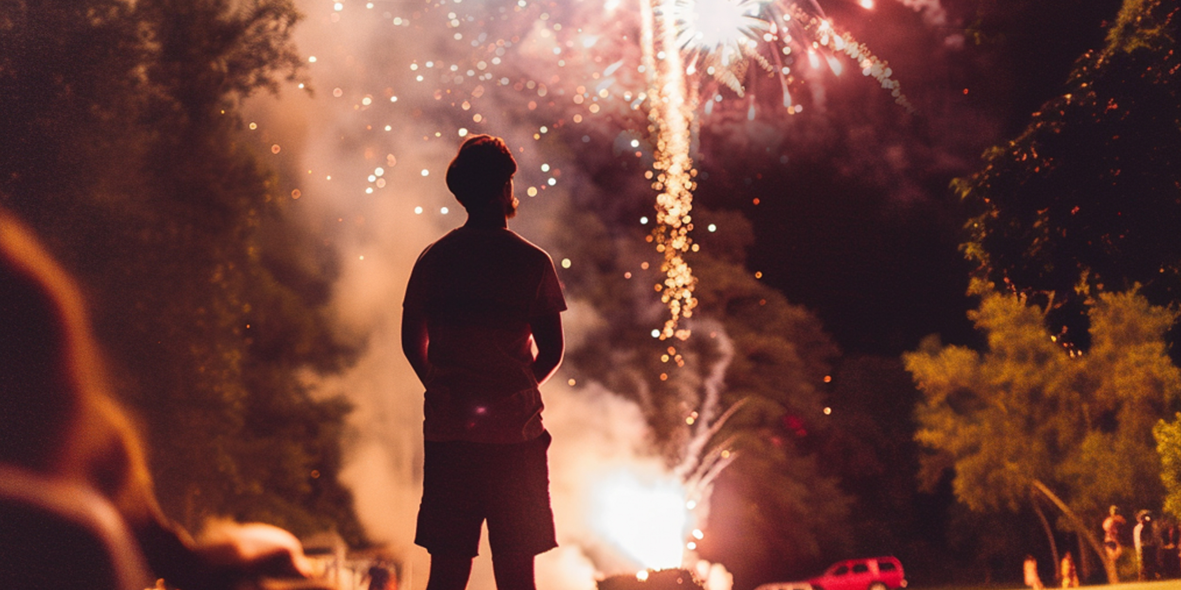 Mann beobachtet Feuerwerk | Quelle: Amomama
