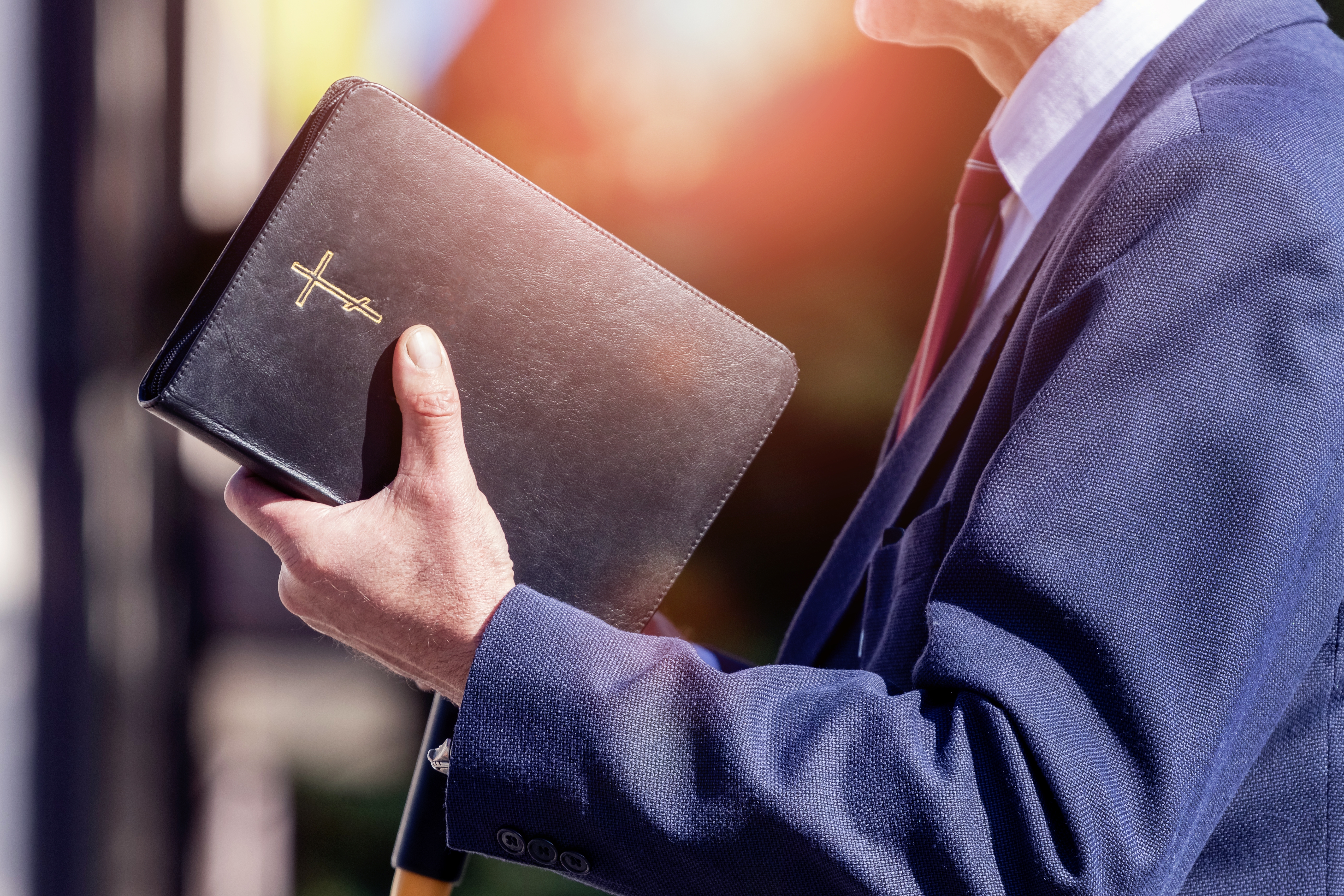 Ein Foto von einem Mann, der die Bibel hält | Quelle: Shutterstock