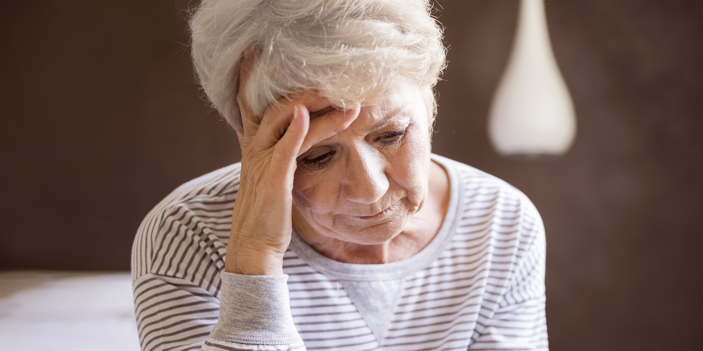 Eine verzweifelte Frau | Quelle: Shutterstock