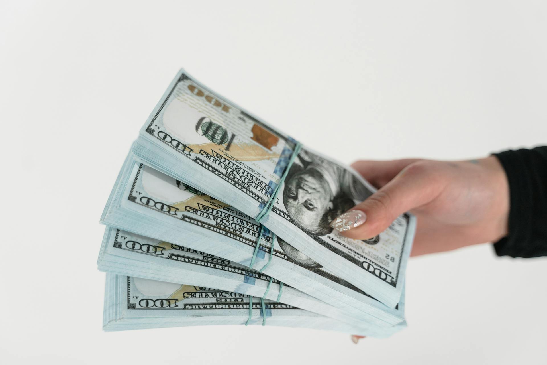 Eine Frau mit Geld in der Hand | Quelle: Pexels