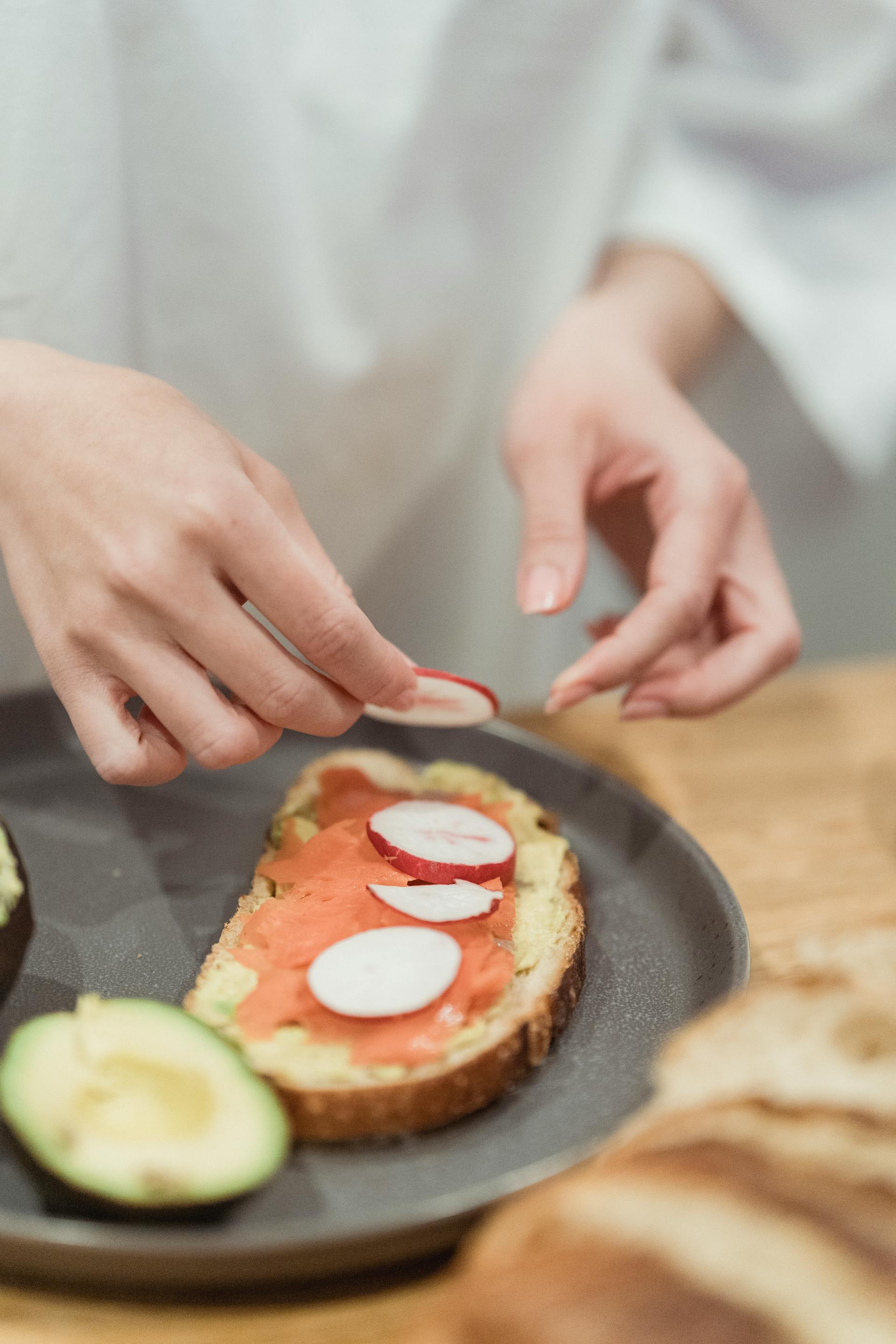Eine Person, die ein Sandwich macht | Quelle: Pexels