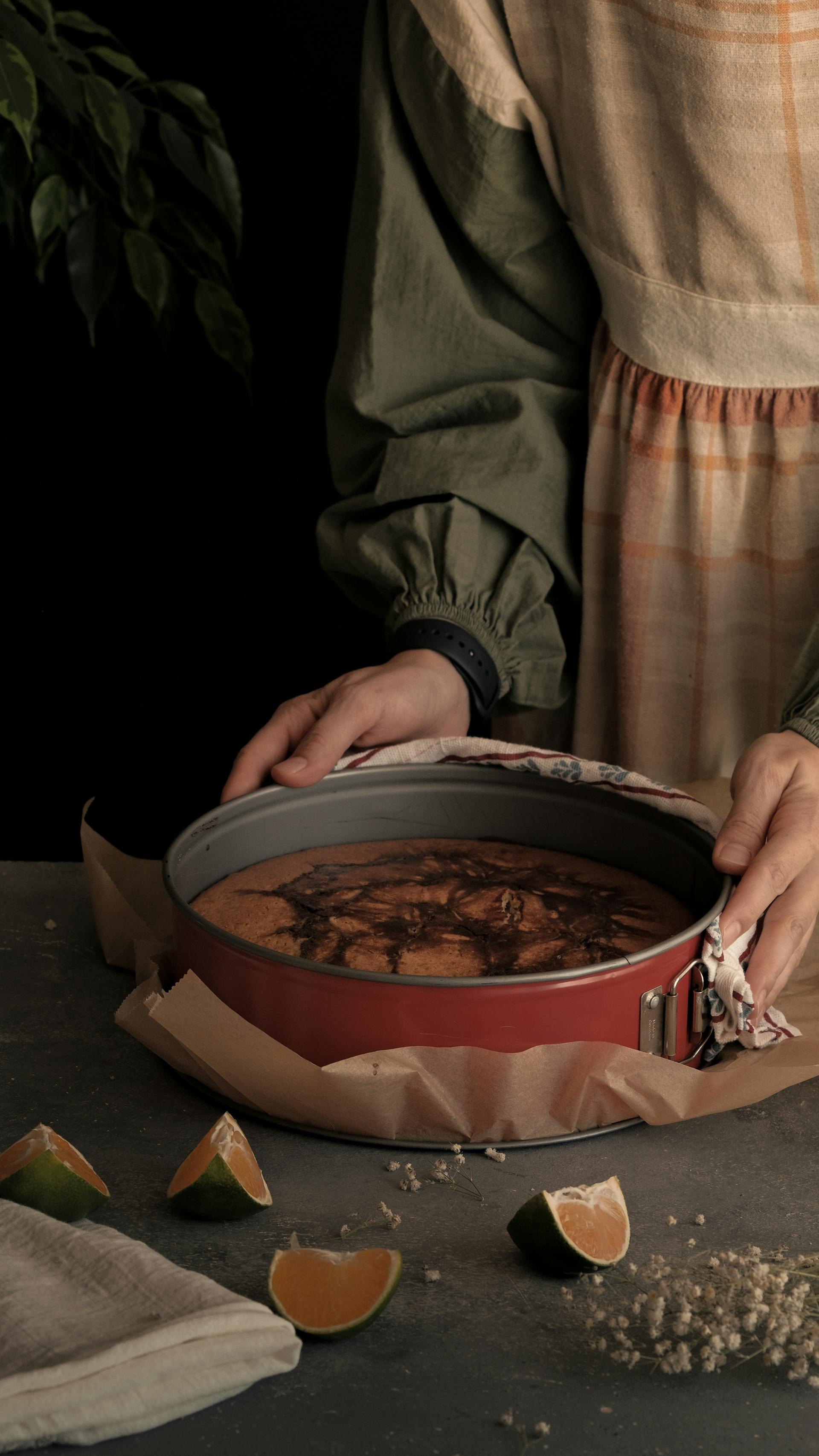 Eine Nahaufnahme einer Frau, die einen Kuchen zubereitet | Quelle: Pexels