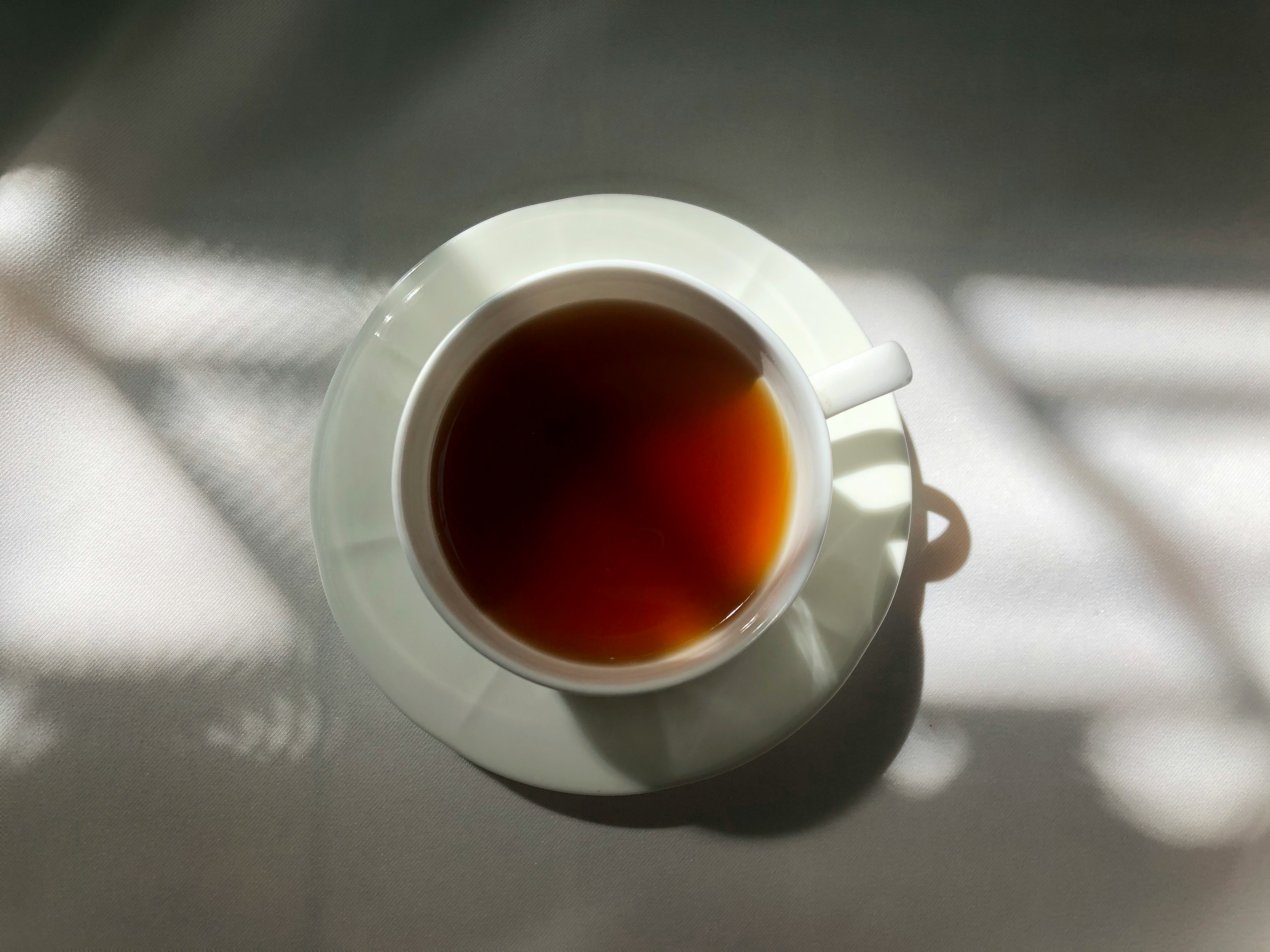 Eine Tasse Tee auf einem Tisch | Quelle: Unsplash