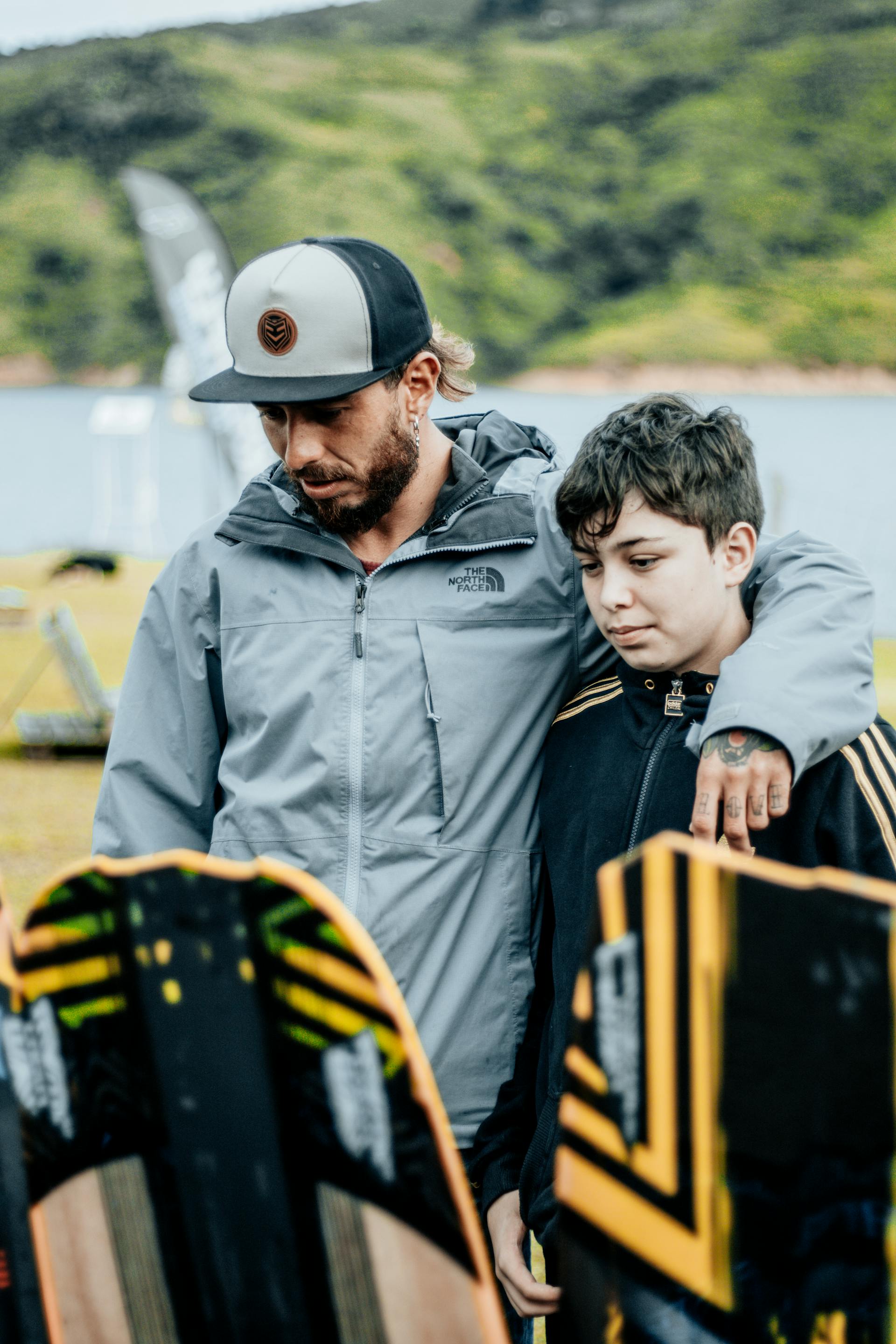 Ein Vater mit seinem Sohn | Quelle: Pexels