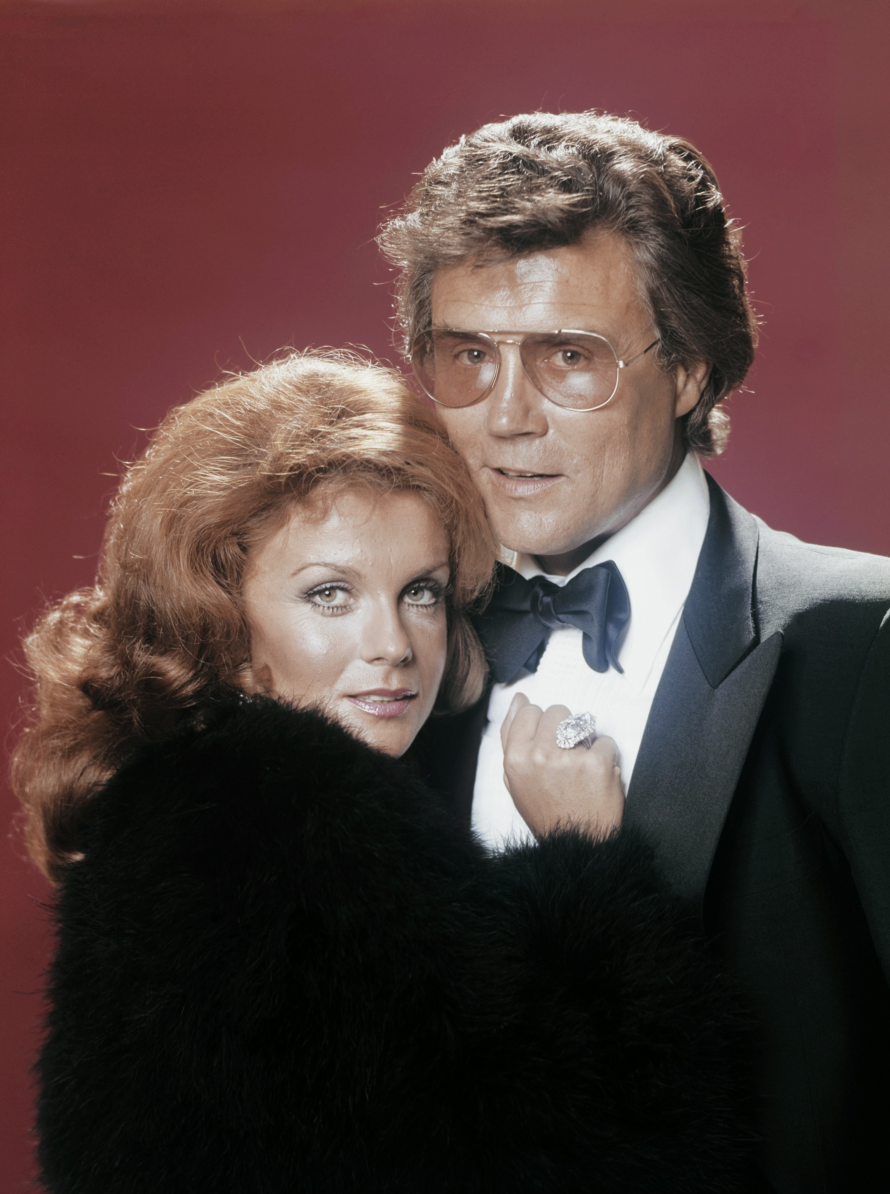 Ann-Margret und Ehemann Roger Smith posieren 1975 in Los Angeles, Kalifornien, für ein Foto. | Quelle: Getty Images