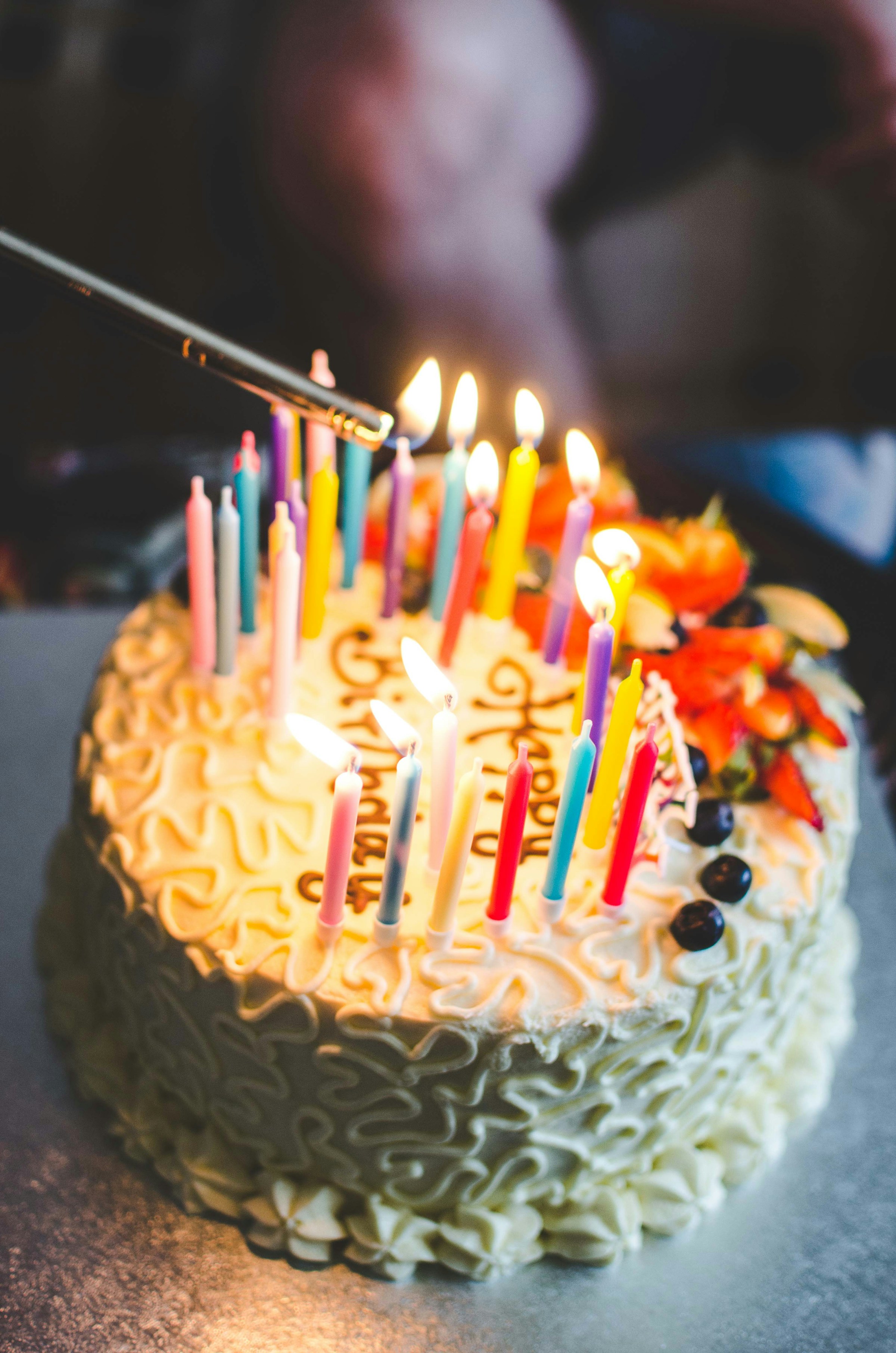 Ein Geburtstagskuchen mit Kerzen | Quelle: Unsplash