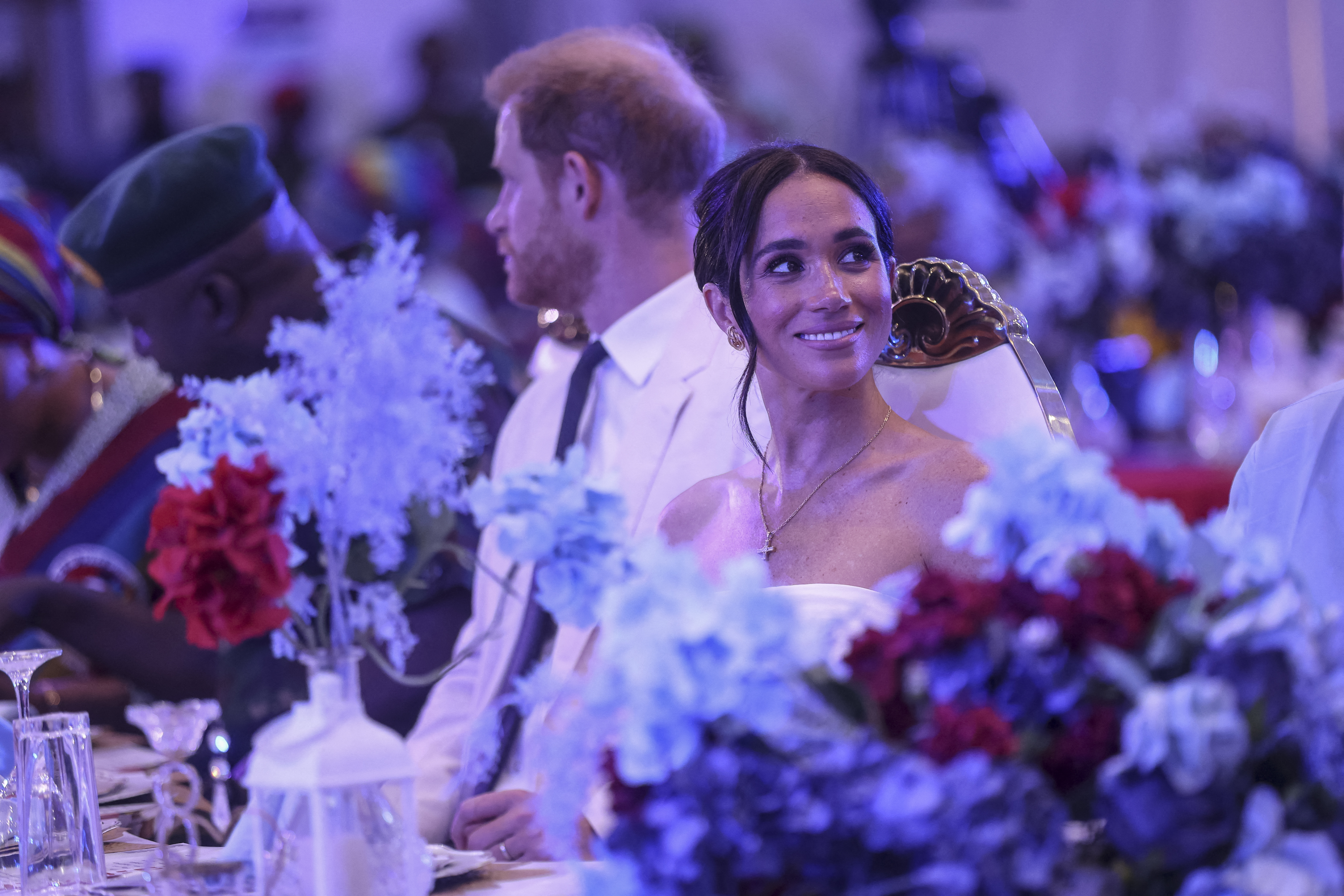 Prinz Harry und Meghan Markle nehmen am 11. Mai 2024 in Nigeria am Sit Out im nigerianischen Verteidigungshauptquartier in Abuja teil. | Quelle: Getty Images