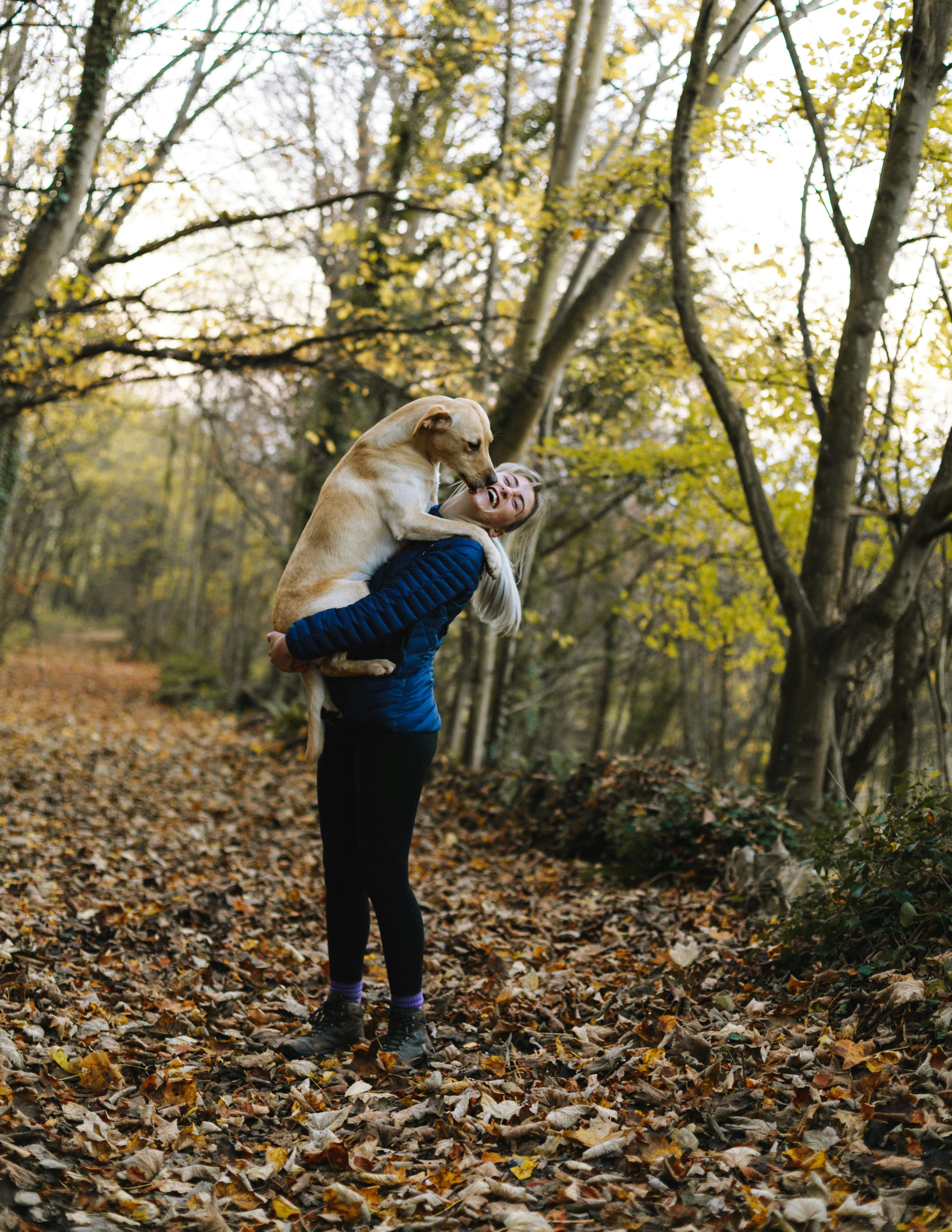 Eine Frau mit ihrem Hund | Quelle: Pexels