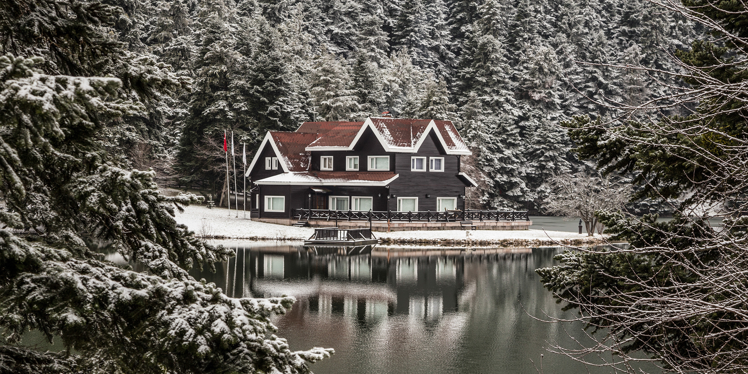 Eine Hütte an einem See | Quelle: Shutterstock