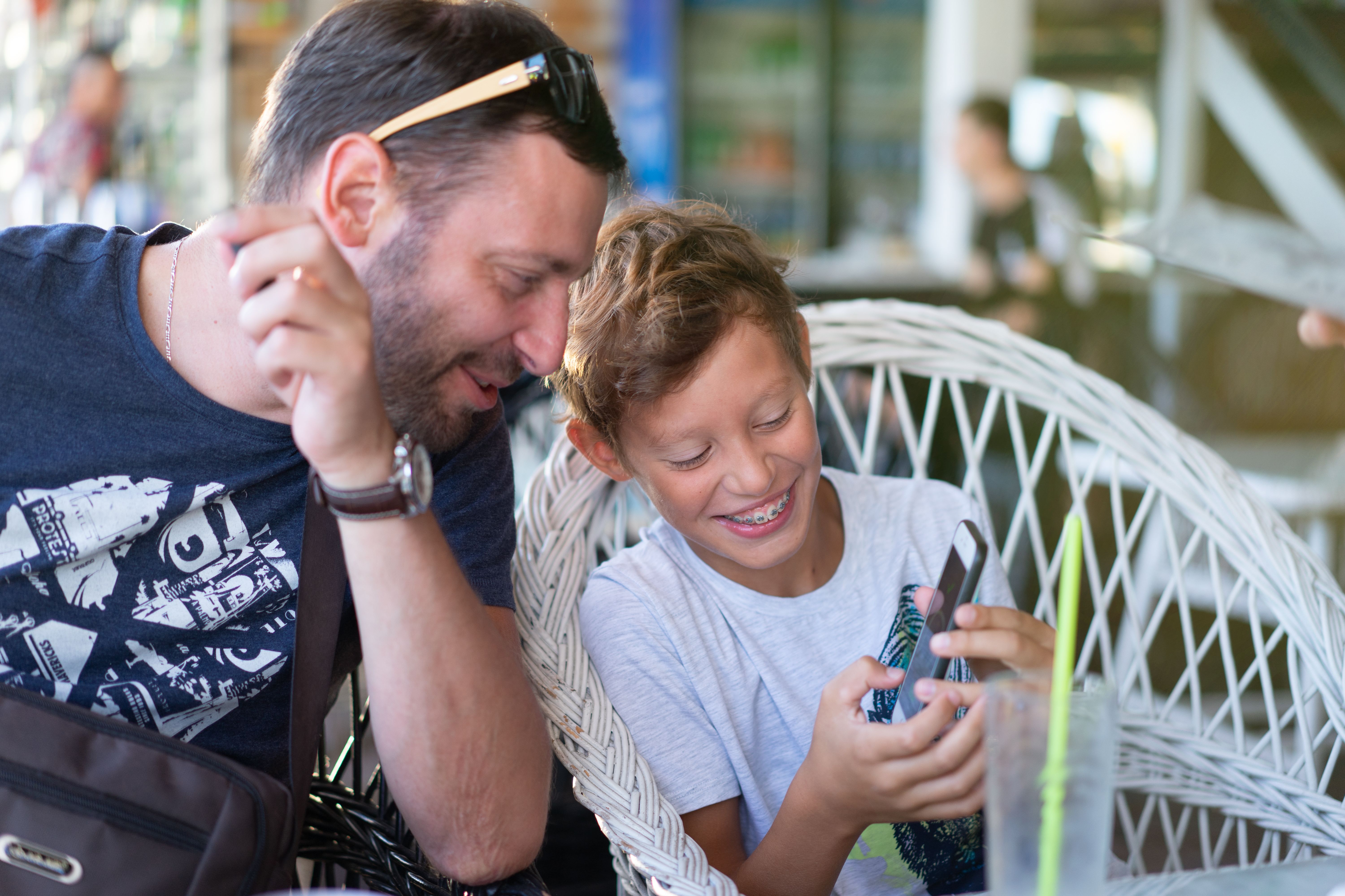 Ein Sohn, der seinem Vater etwas zeigt | Quelle: Pexels