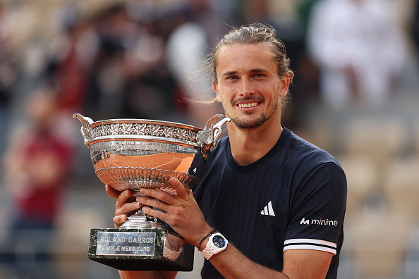 Alexander Zverev posiert mit der Coupe des Mousquetaires nach seinem Sieg im Finale der French Open gegen Flavio Cobolli, Paris, 7. Juni 2026. | Quelle: Getty Images