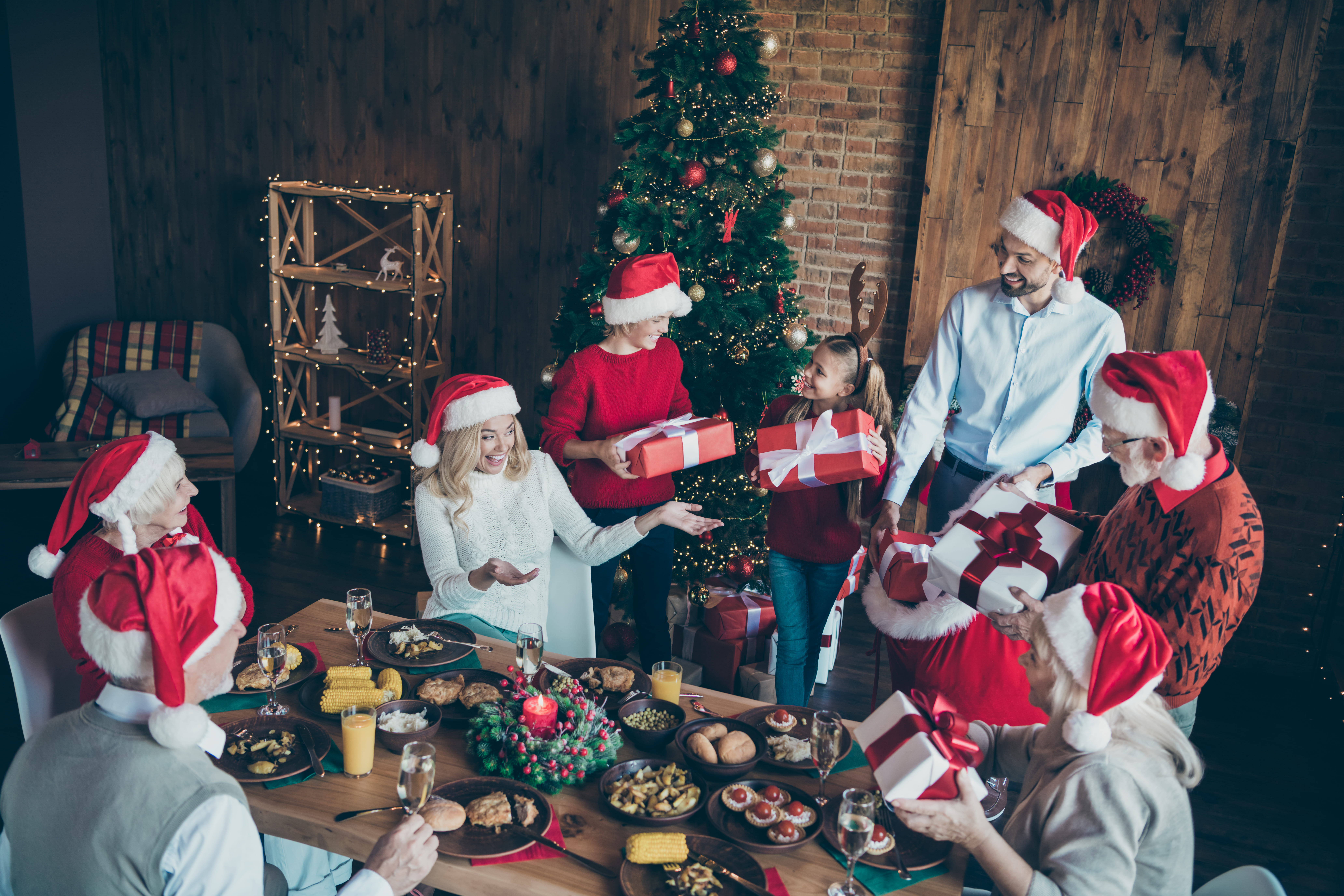 Familienmitglieder tauschen an Weihnachten Geschenke aus | Quelle: Shutterstock