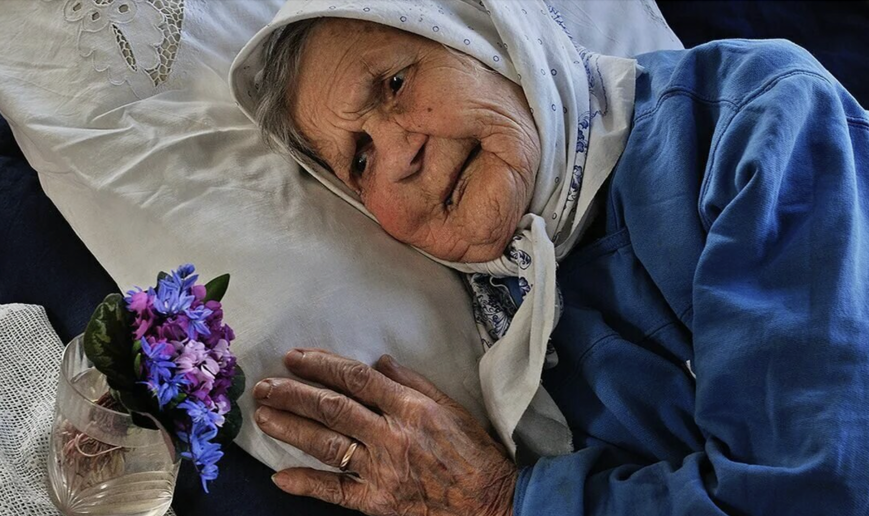 Ältere Dame im Bett | Quelle: Shutterstock