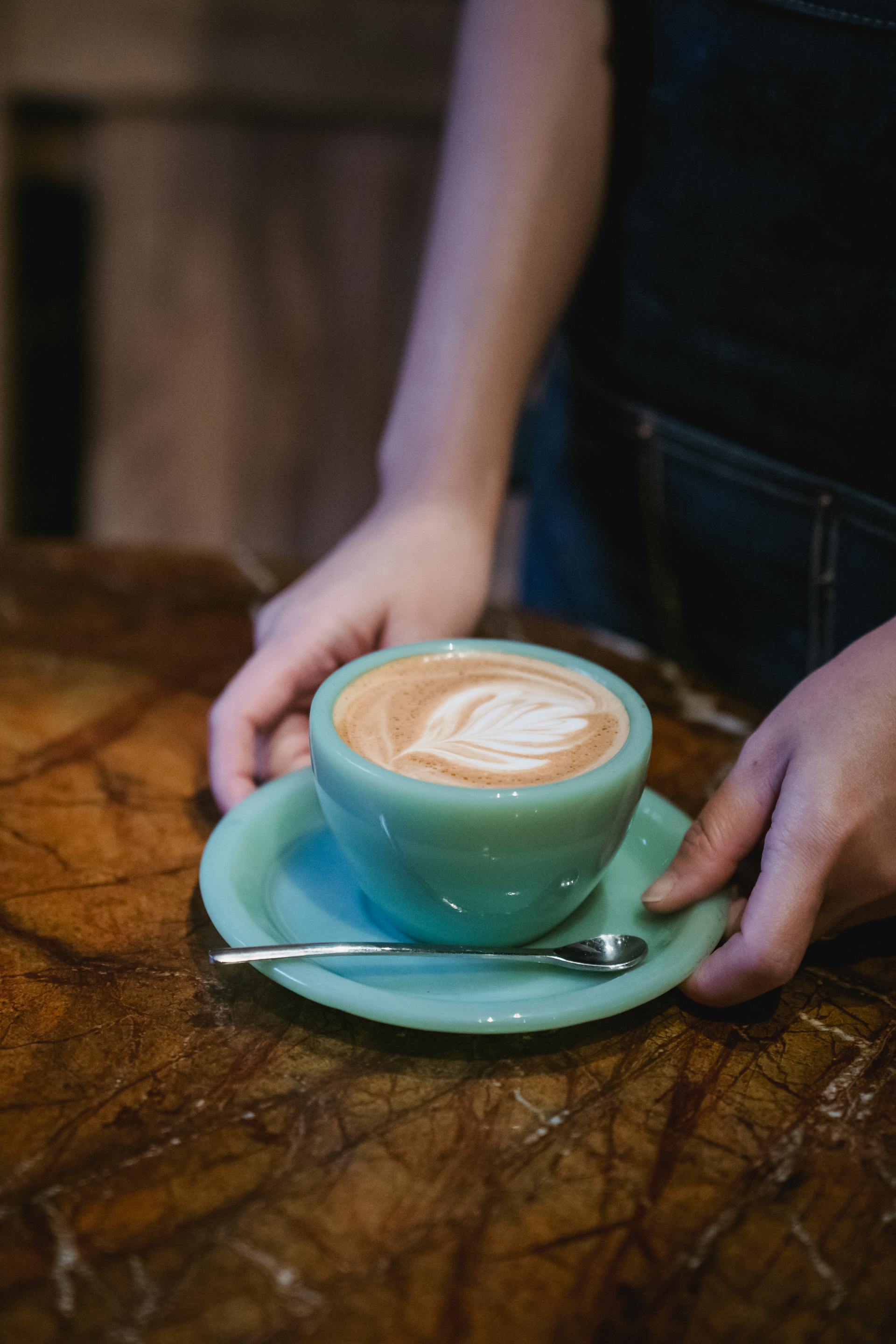 Nahaufnahme einer Frau mit einer Tasse Kaffee in der Hand | Quelle: Pexels