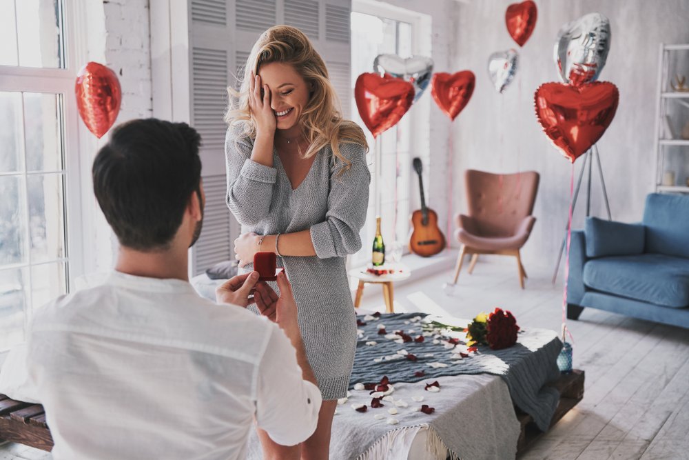 Mann überrascht Frau mit einen Heiratsantrag. | Quelle: Shutterstock