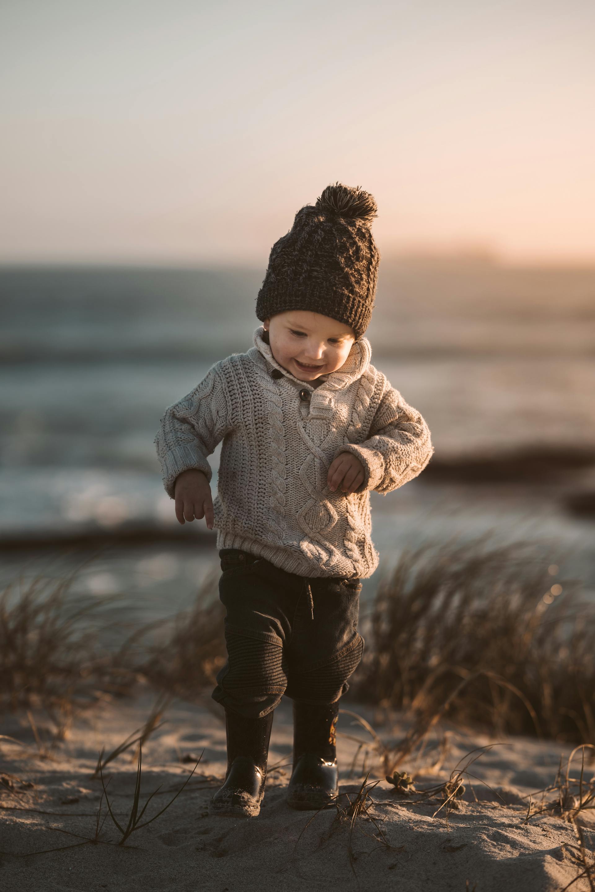 Ein Junge läuft auf Sand | Quelle: Pexels