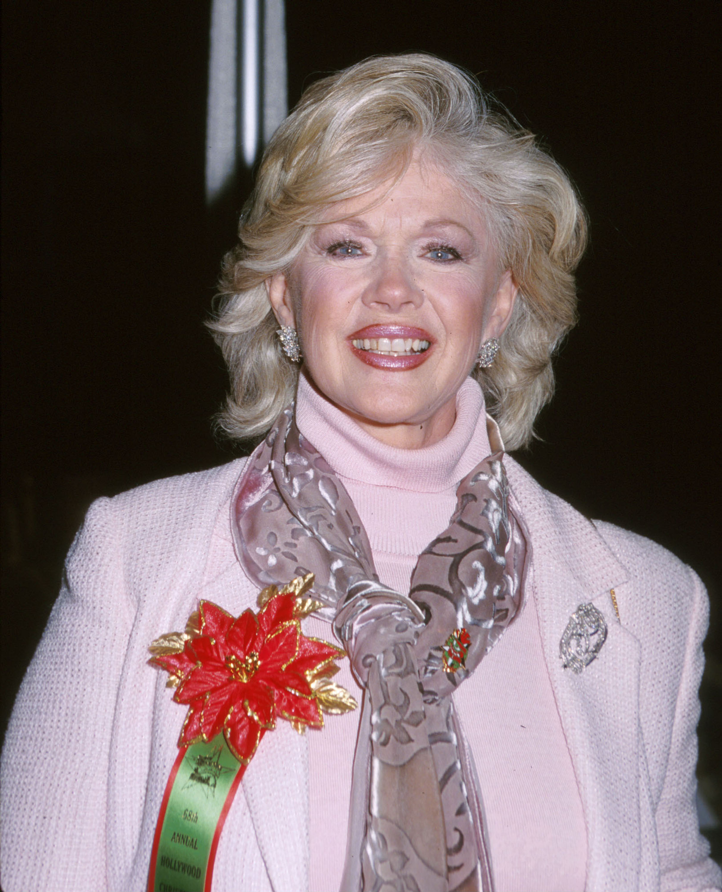 Connie Stevens bei der Hollywood Christmas Parade am 28. November 1999 in Hollywood, Kalifornien. | Quelle: Getty Images