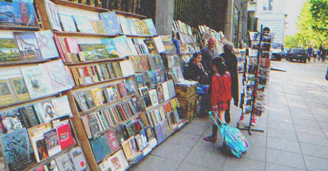 Luisa vor einem Bücherstand | Shutterstock