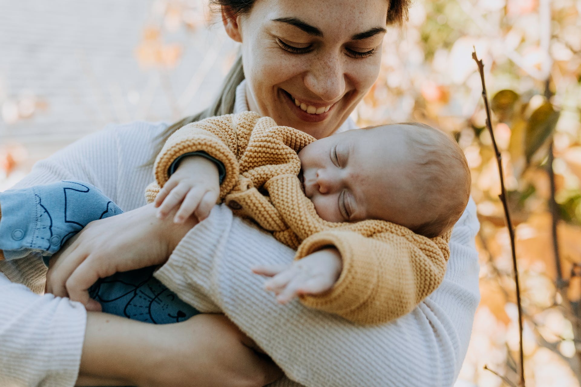 Eine Frau, die ihr Baby anlächelt | Quelle: Pexels