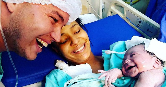 Flavio Dantas lächelt seine Tochter kurz nach der Geburt an. | Quelle: instagram.com/flavio.vilela
