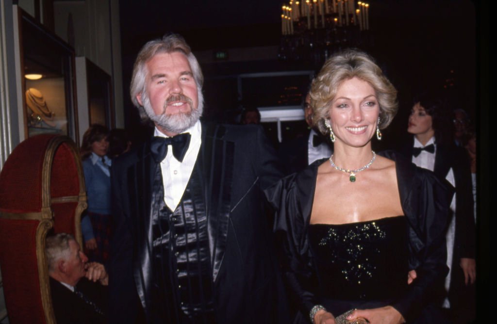 Der Musikstar und seine fünfte Frau bei einer Veranstaltung um 1983 | Quelle: Getty Images