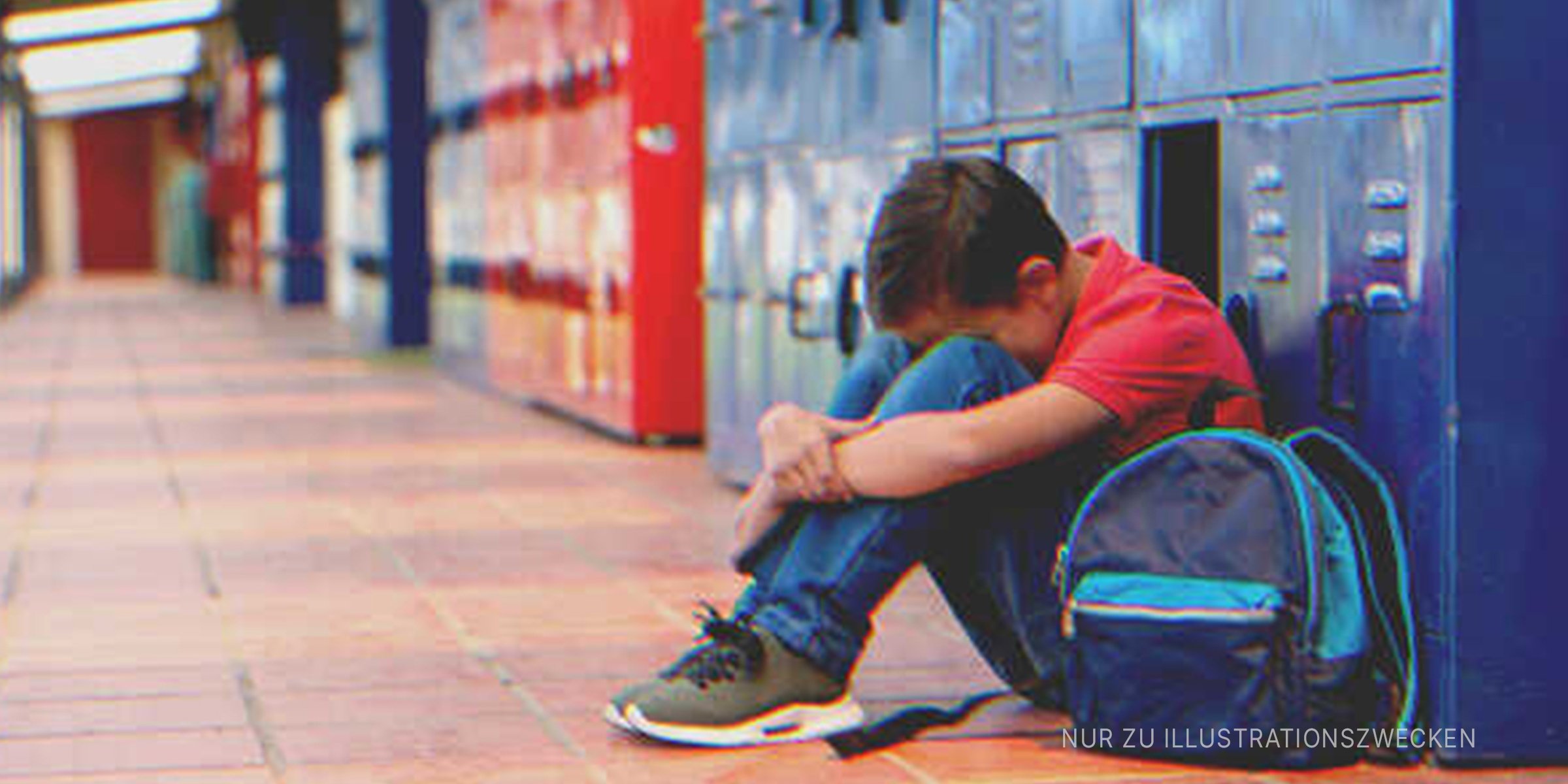 Reicher Junge verspottet armen Mitschüler. | Quelle: Getty Images