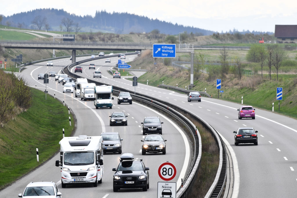 Wohnmobile und Autos mit Anhängern fahren auf der Autobahn 96 bei Waltershofen zwischen Wangen und Leutkirch im Allgäu im Bundesland Baden-Württemberg, Deutschland, 17. April 2017. | Quelle: Getty Images