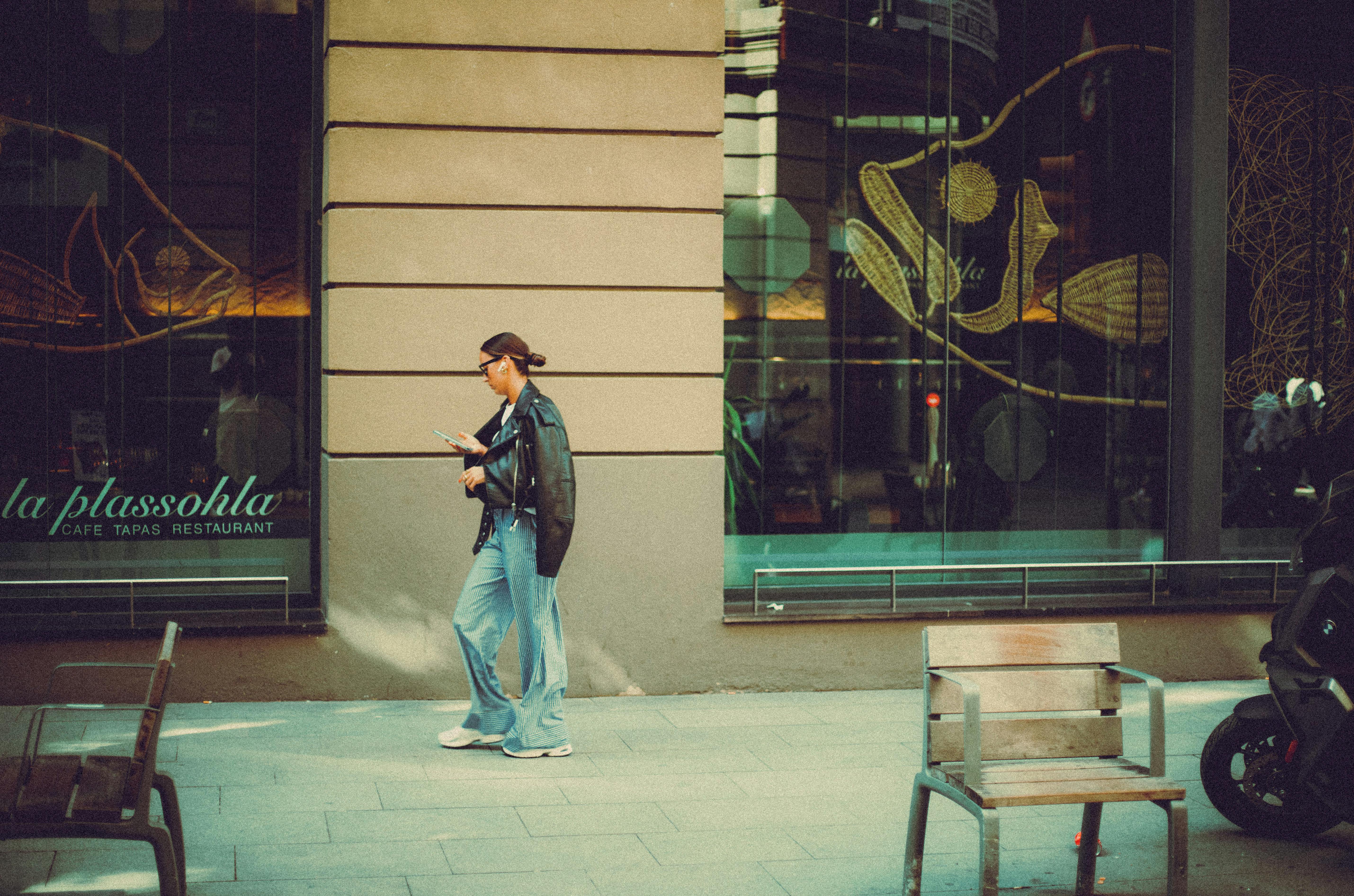 Eine Frau, die vor einem Restaurant geht | Quelle: Pexels
