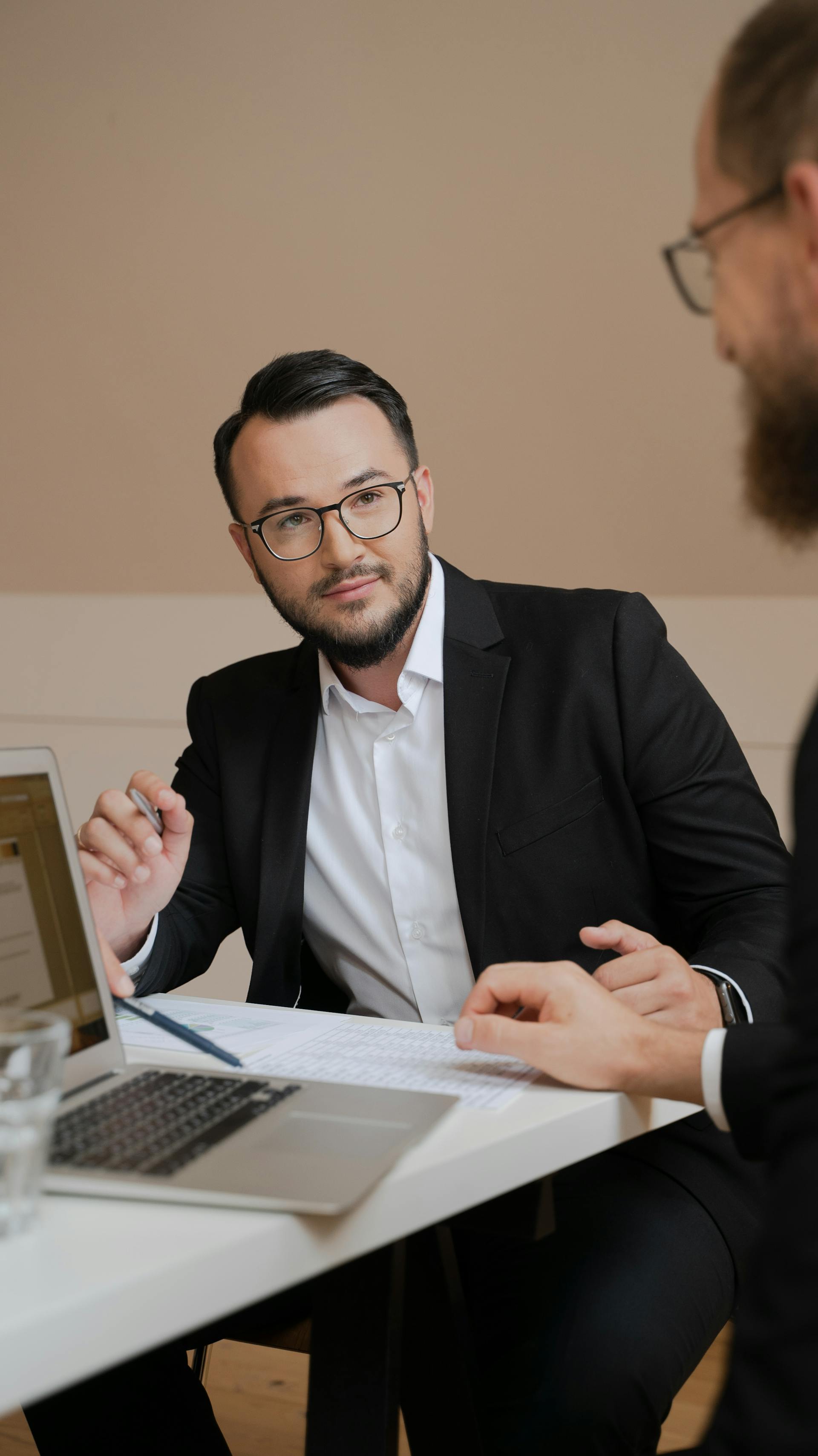 Männer, die in einem Büro sitzen | Quelle: Pexels