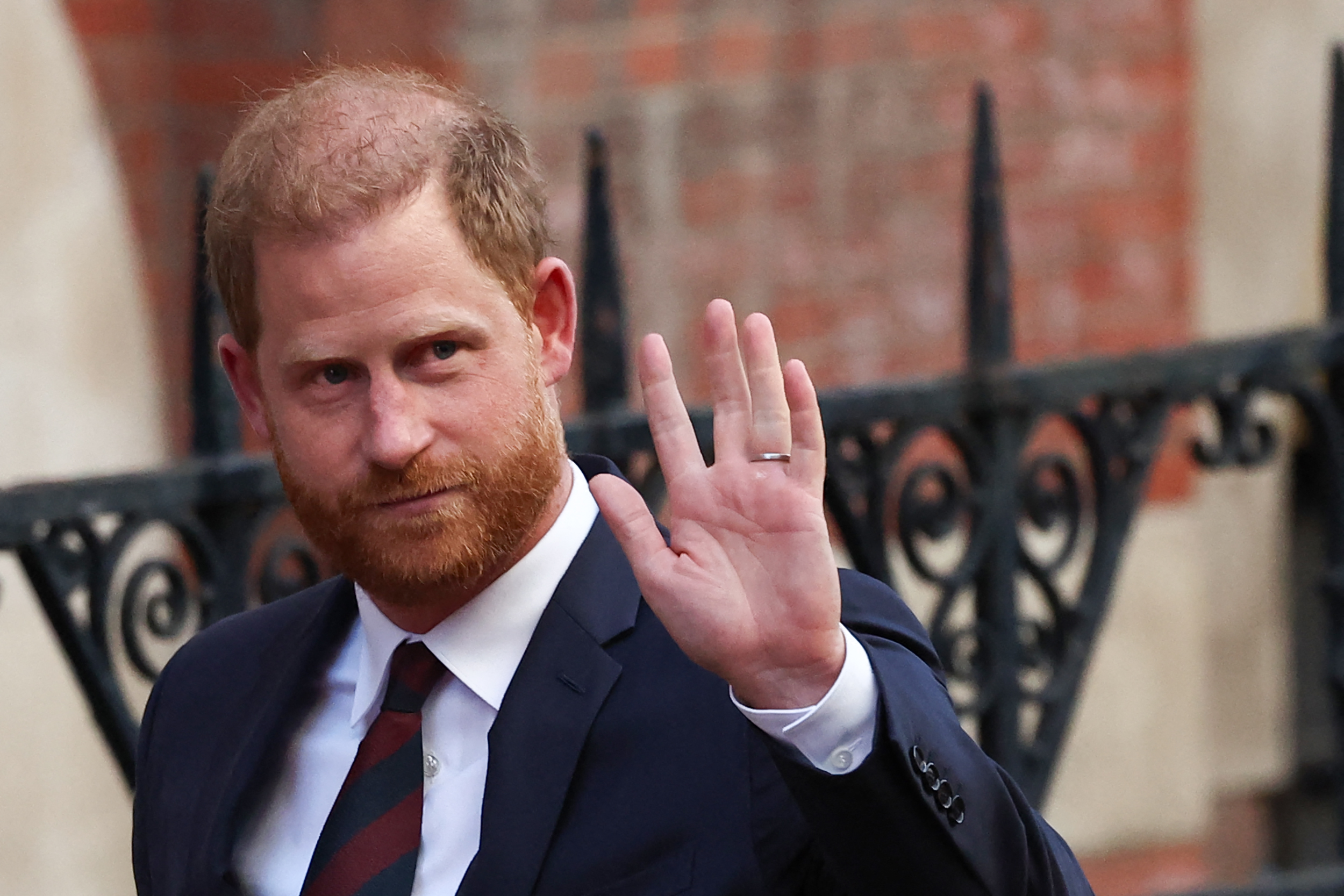 Prinz Harry, Herzog von Sussex, winkt, als er am 9. April 2025 den Royal Courts of Justice, den britischen High Court, im Zentrum Londons verlässt. | Quelle: Getty Images
