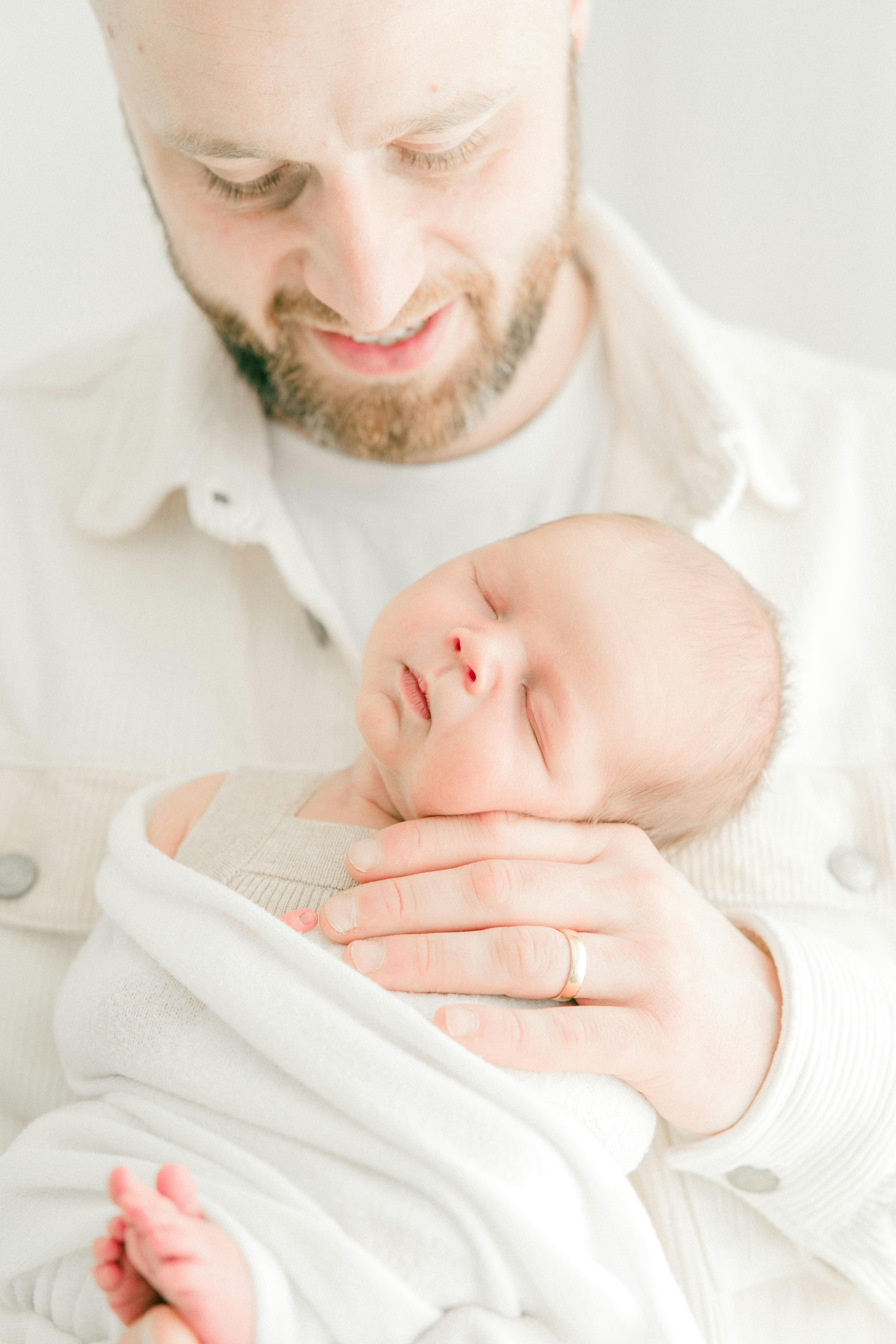 Ein neugeborenes Baby, gehalten von einem glücklichen Vater | Quelle: Pexels