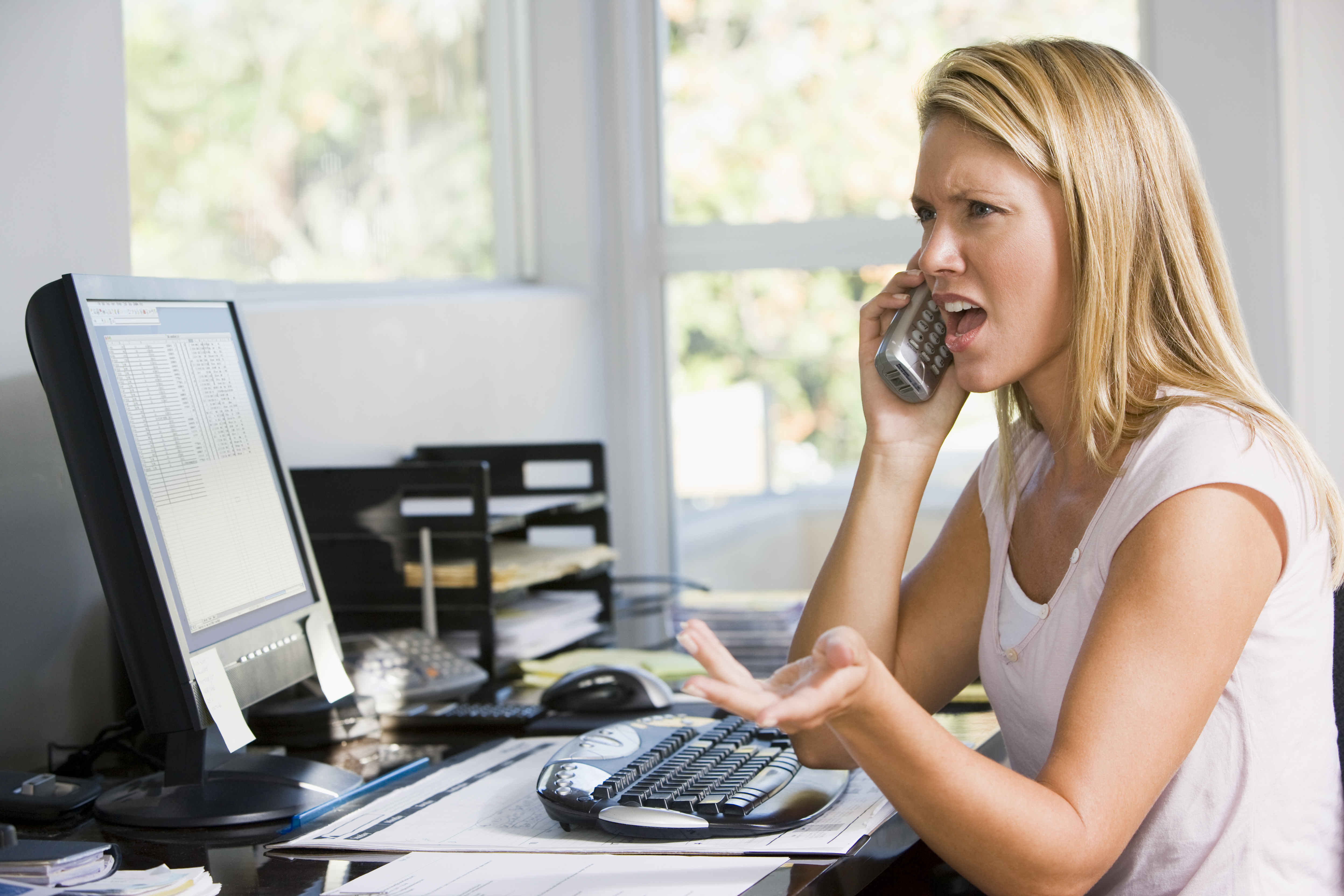 Eine wütende Frau am Telefon | Quelle: Shutterstock