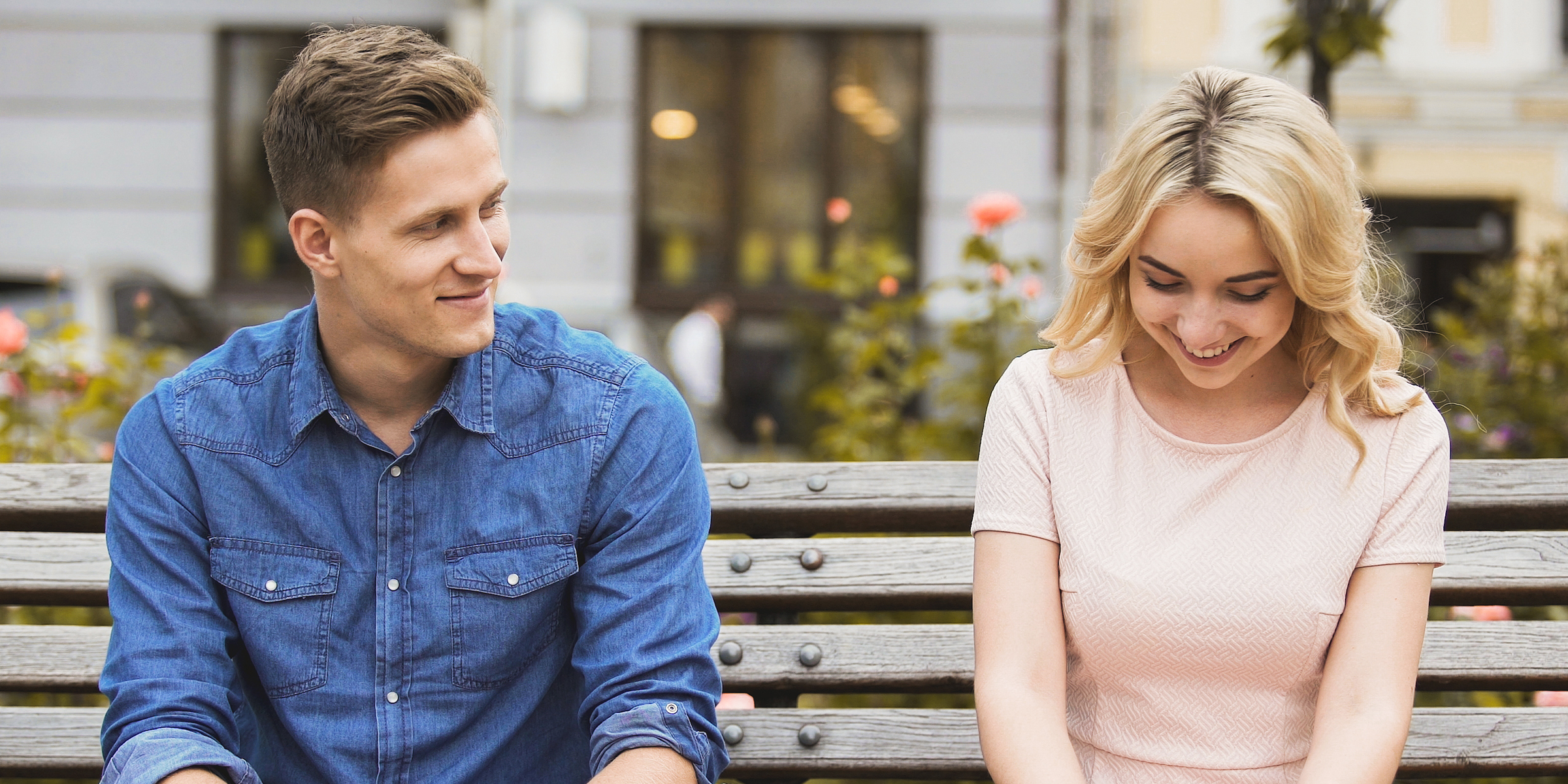 Ein Paar sitzt auf einer Bank | Quelle: Shutterstock